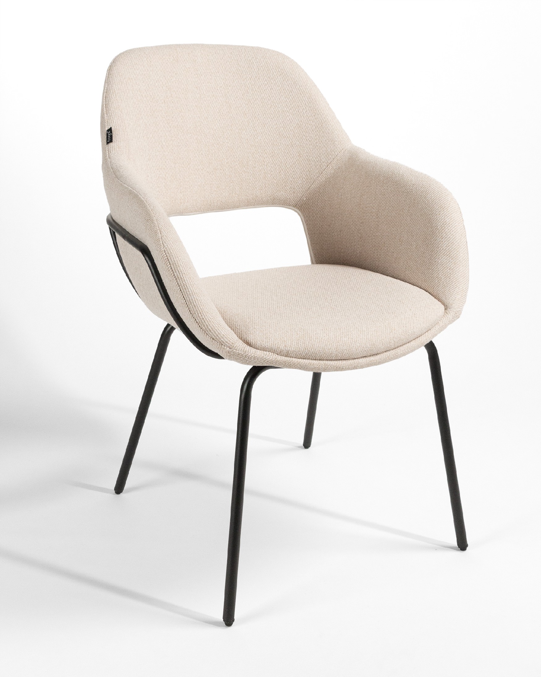 Silla Sidney con tapizado nacar y patas metálicas negras