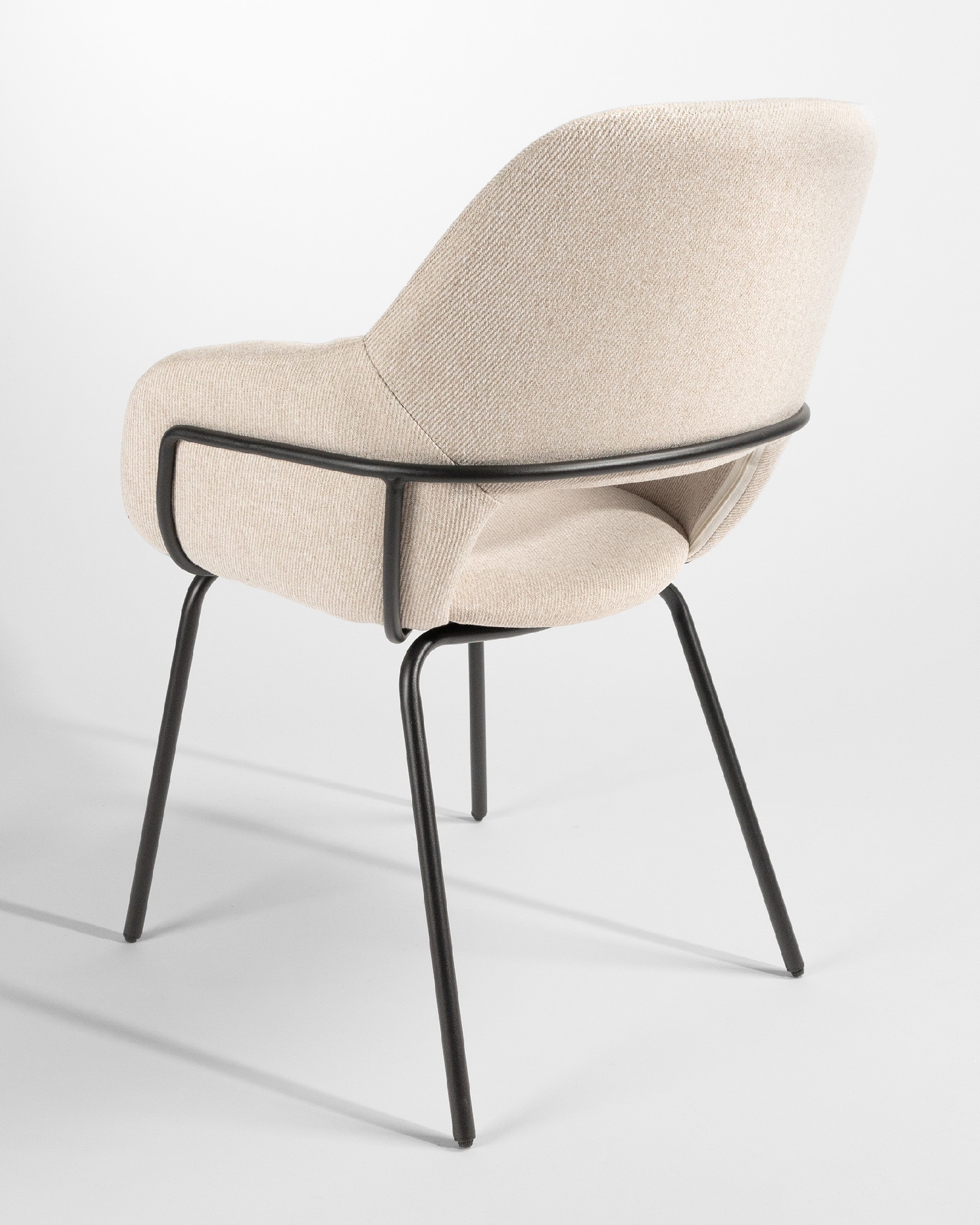 Silla Sidney con tapizado nacar y patas metálicas negras
