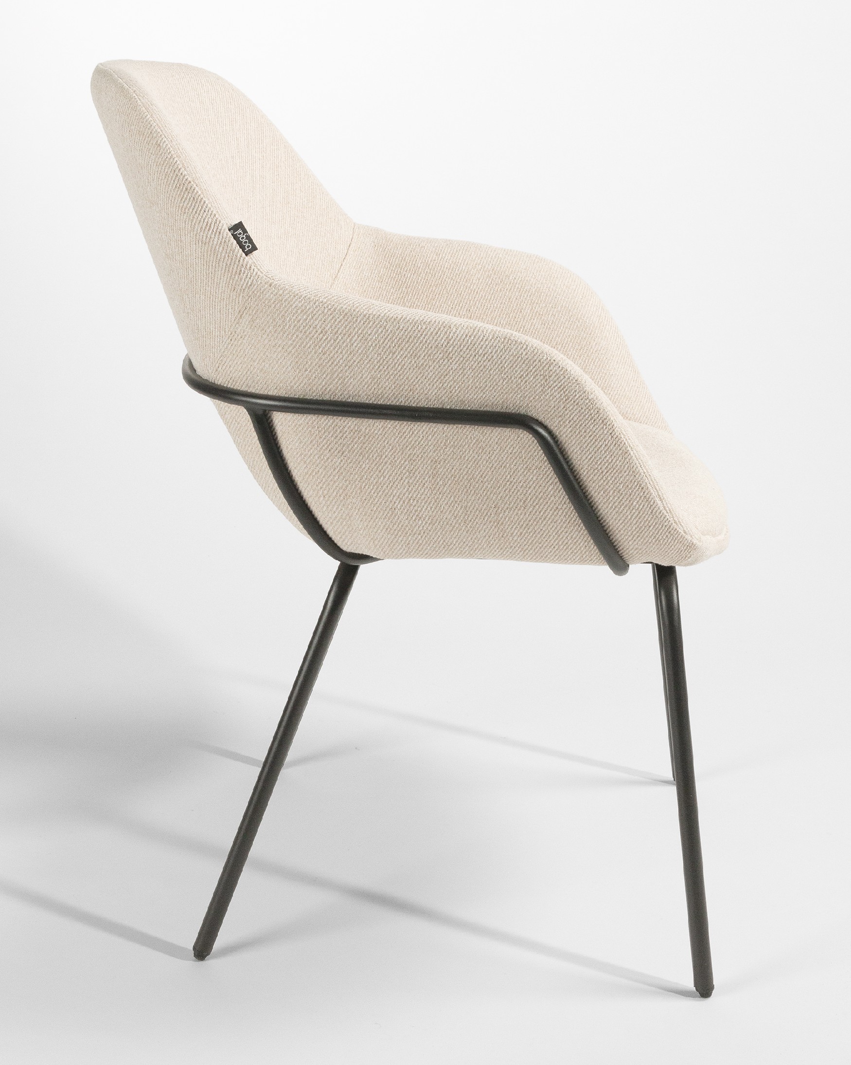Silla Sidney con tapizado nacar y patas metálicas negras