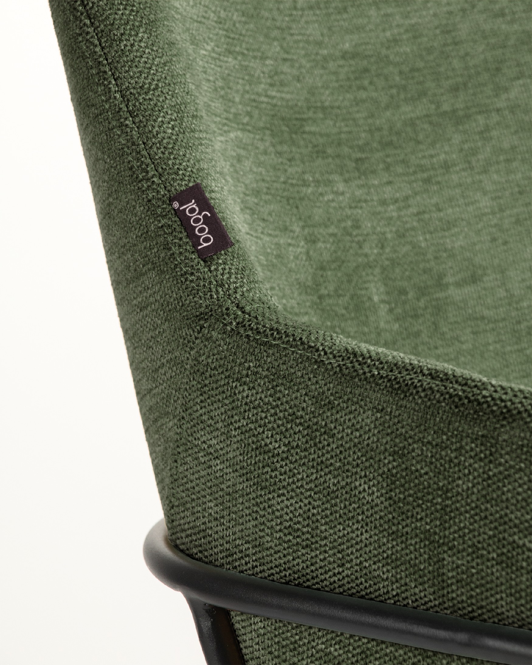 Chaise Sidney avec revêtement vert et pieds métalliques noirs