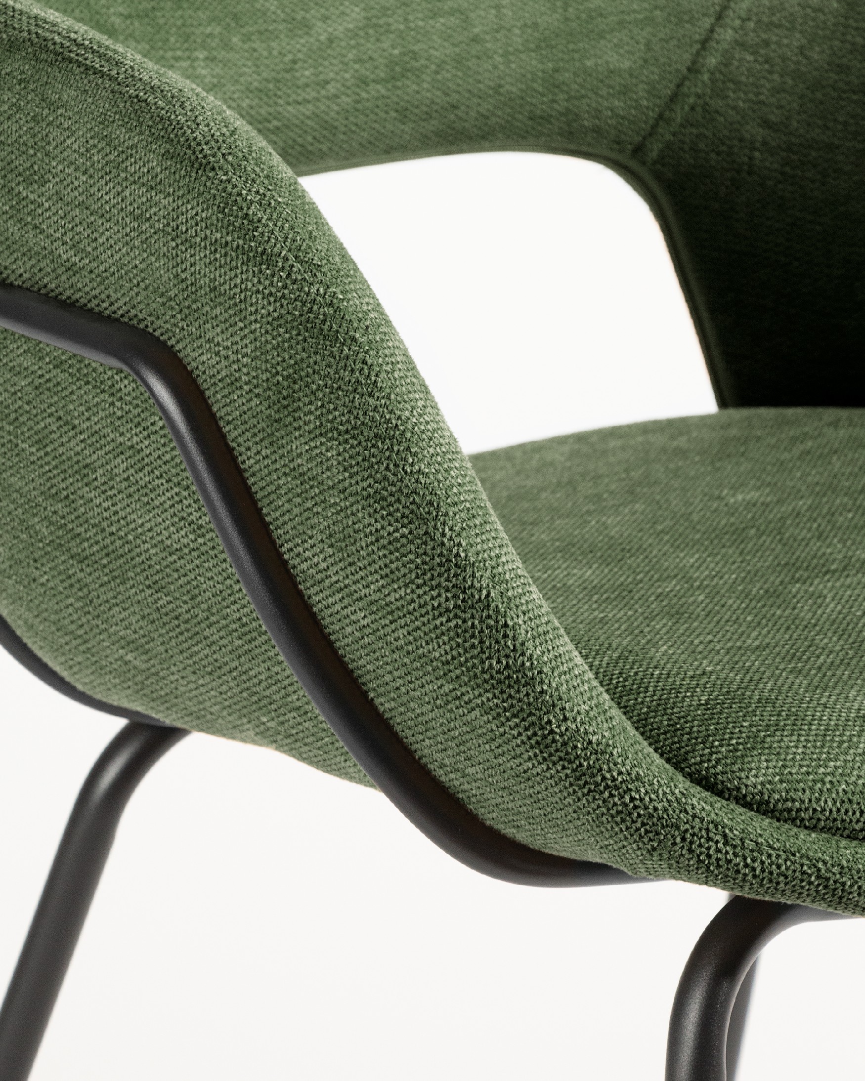 Chaise Sidney avec revêtement vert et pieds métalliques noirs