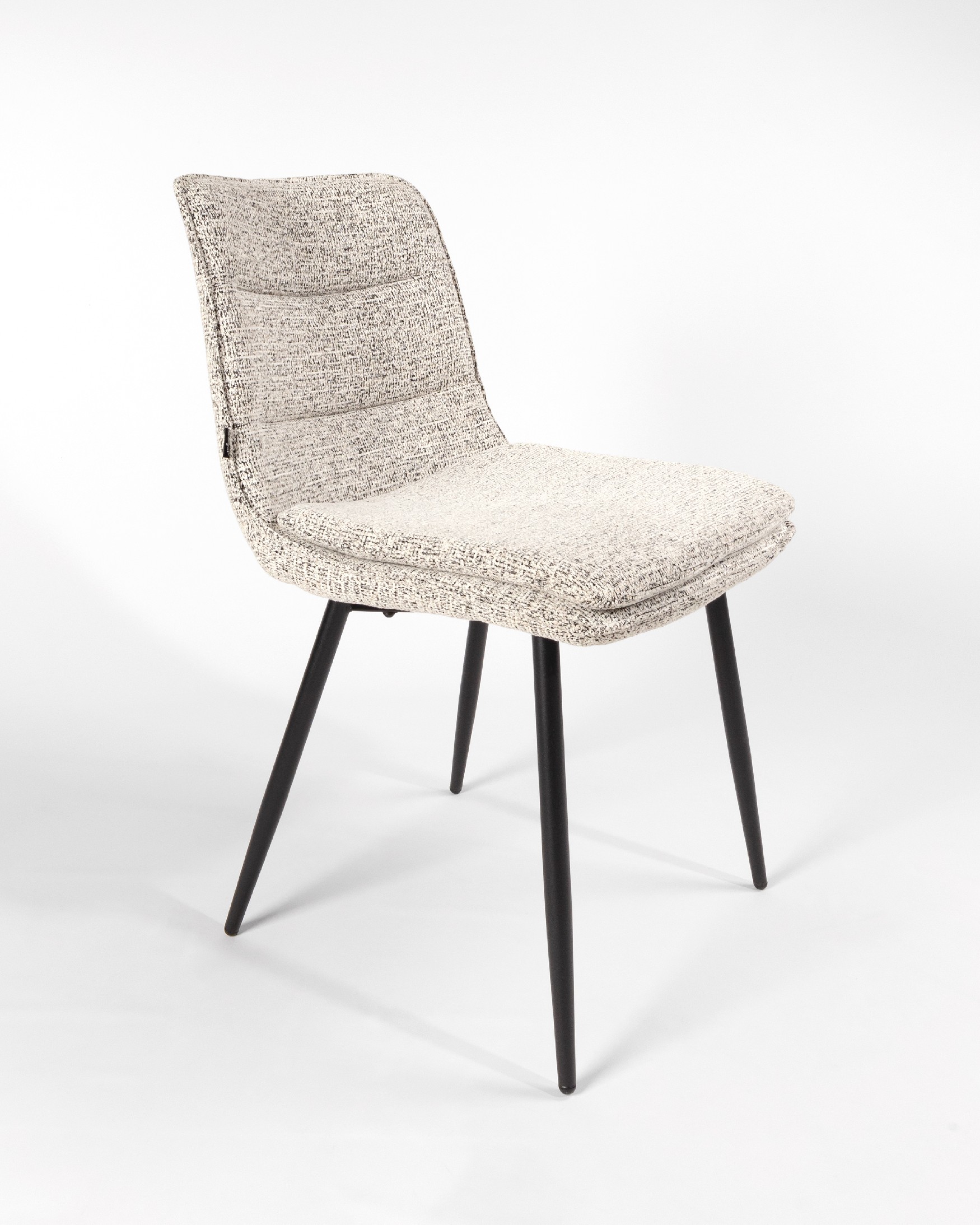 Chaise Sintra avec rembourrage marbré et pieds métalliques noirs