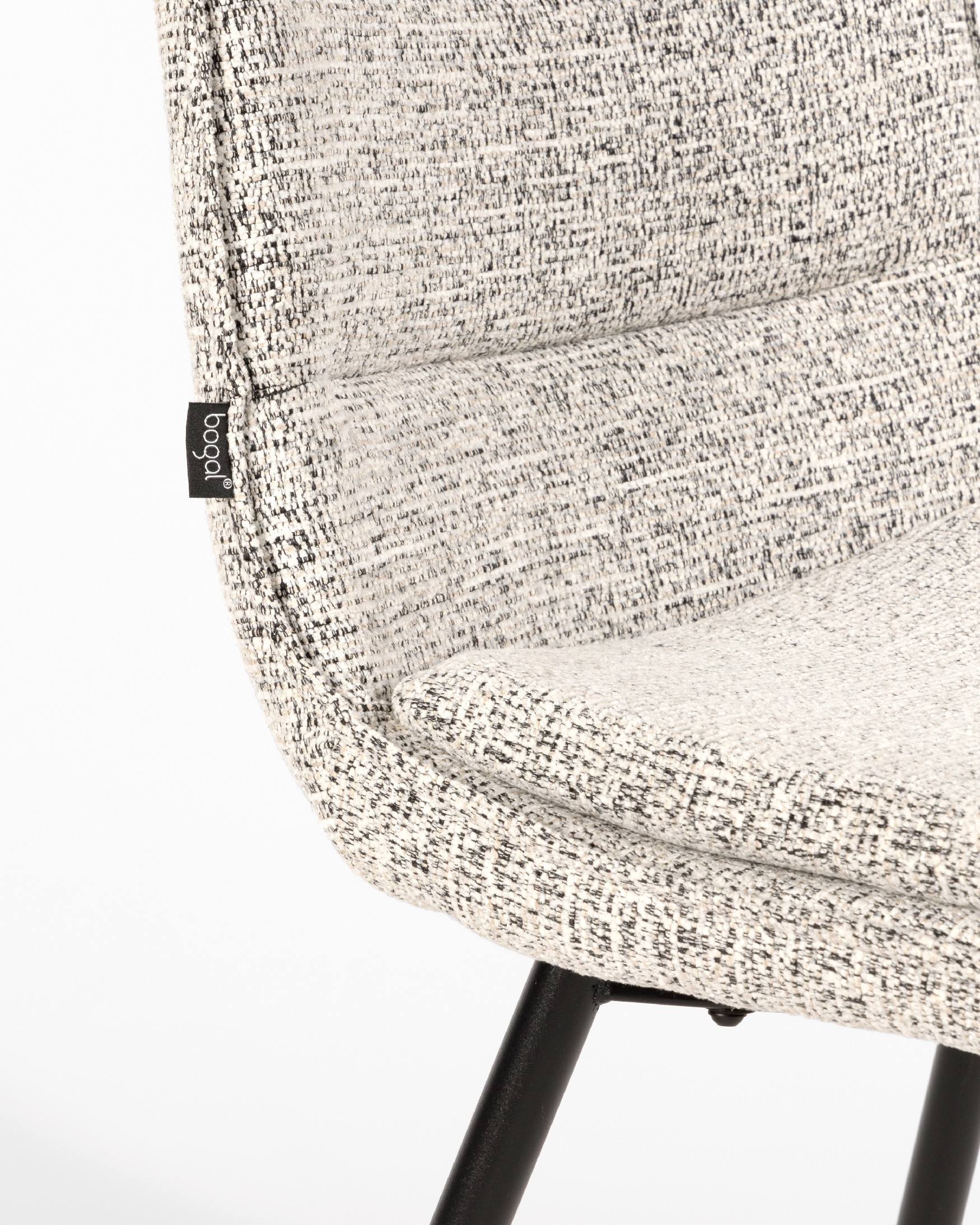 Chaise Sintra avec rembourrage marbré et pieds métalliques noirs