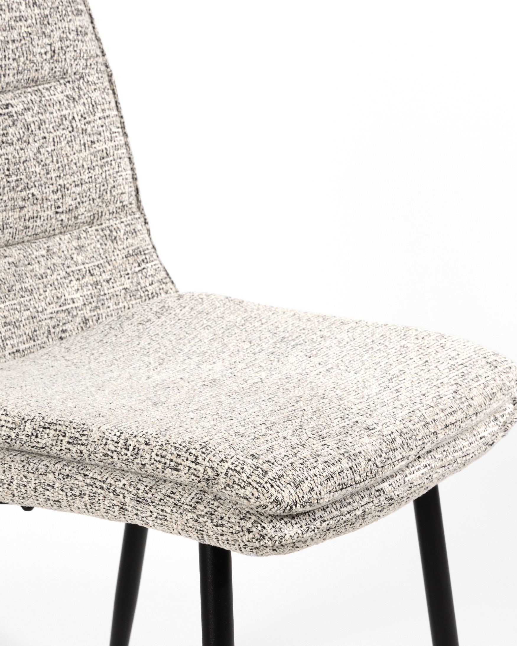 Chaise Sintra avec rembourrage marbré et pieds métalliques noirs