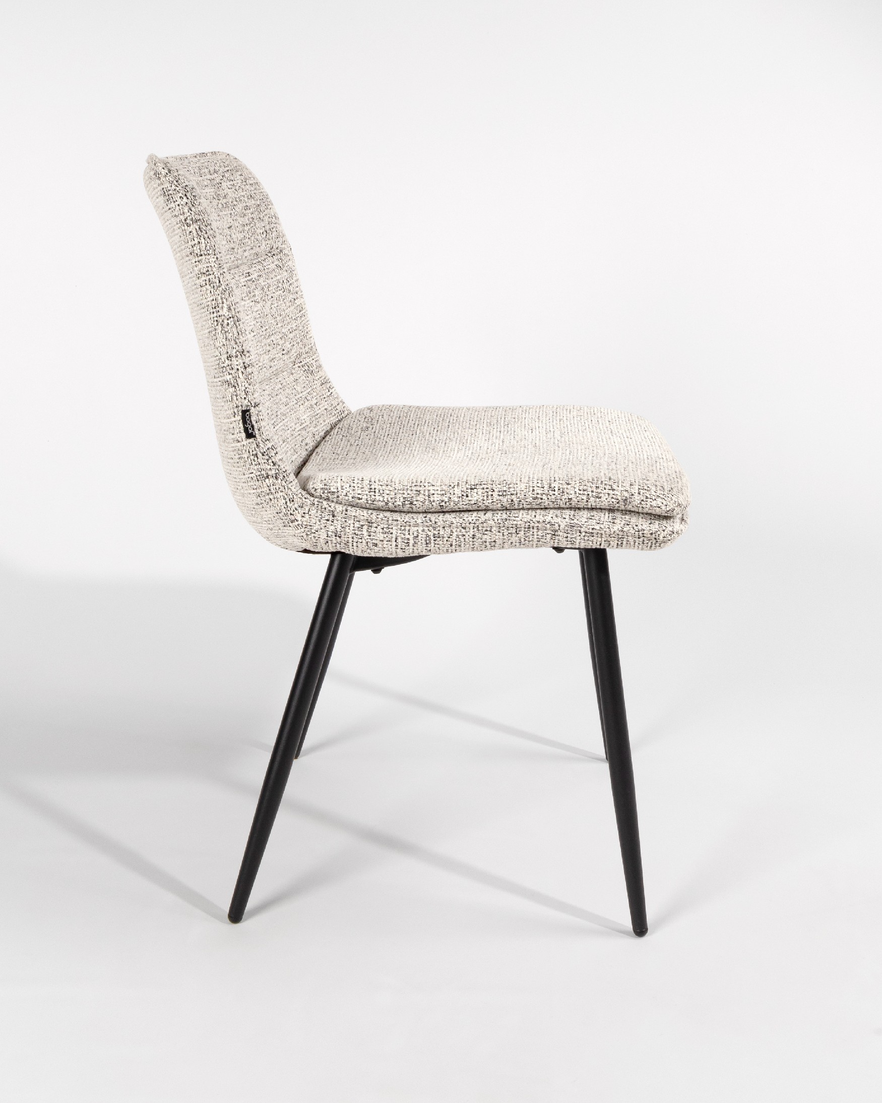 Chaise Sintra avec rembourrage marbré et pieds métalliques noirs