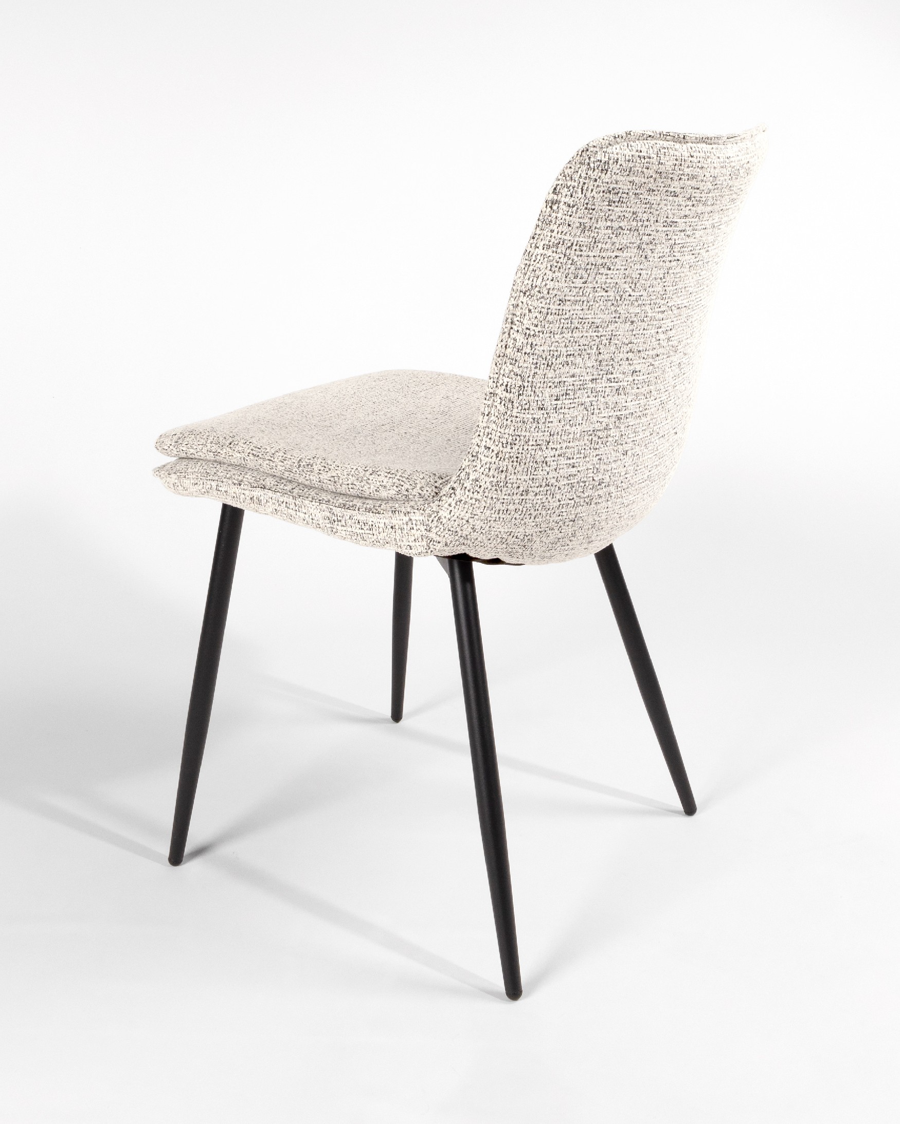 Chaise Sintra avec rembourrage marbré et pieds métalliques noirs