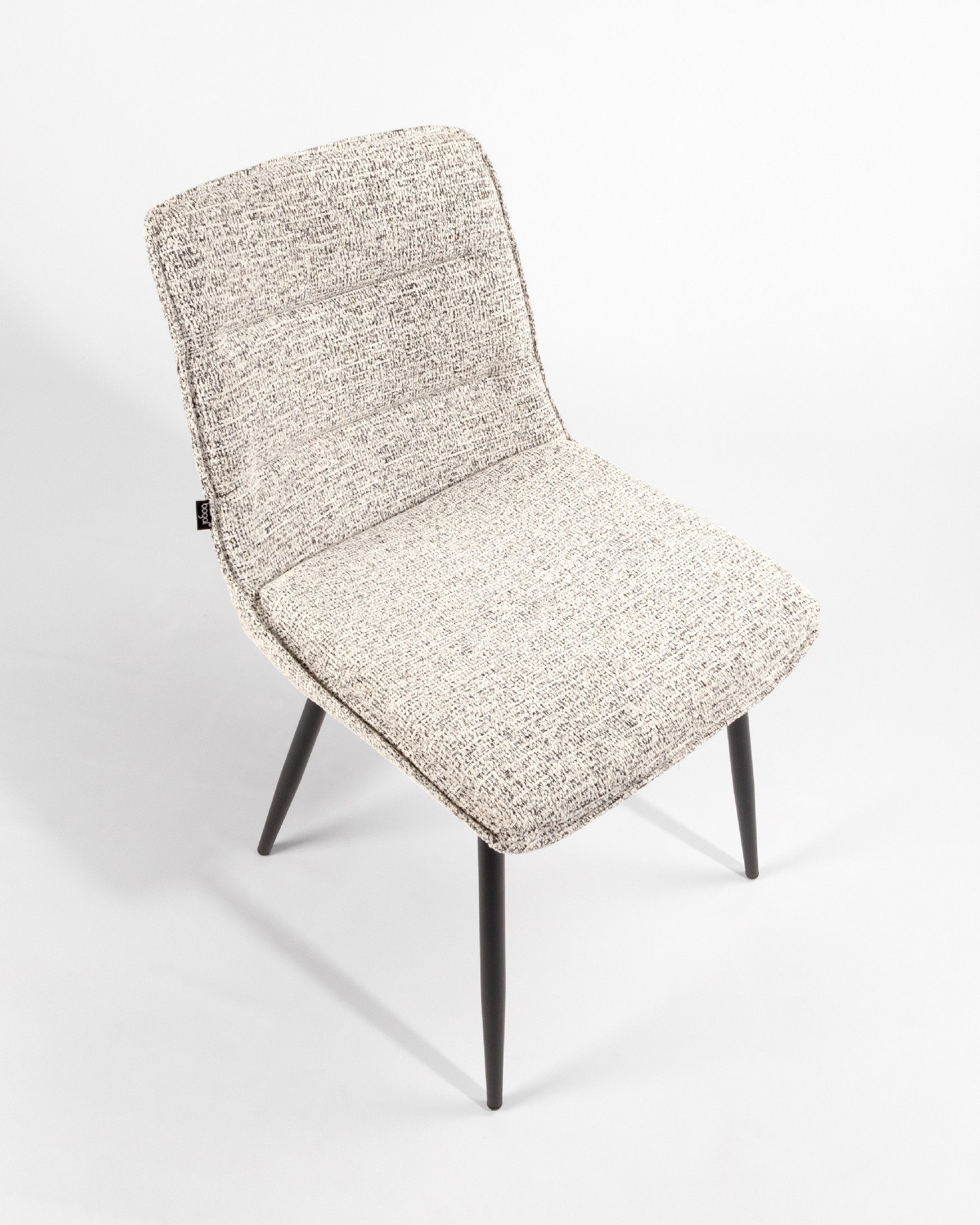 Chaise Sintra avec rembourrage marbré et pieds métalliques noirs