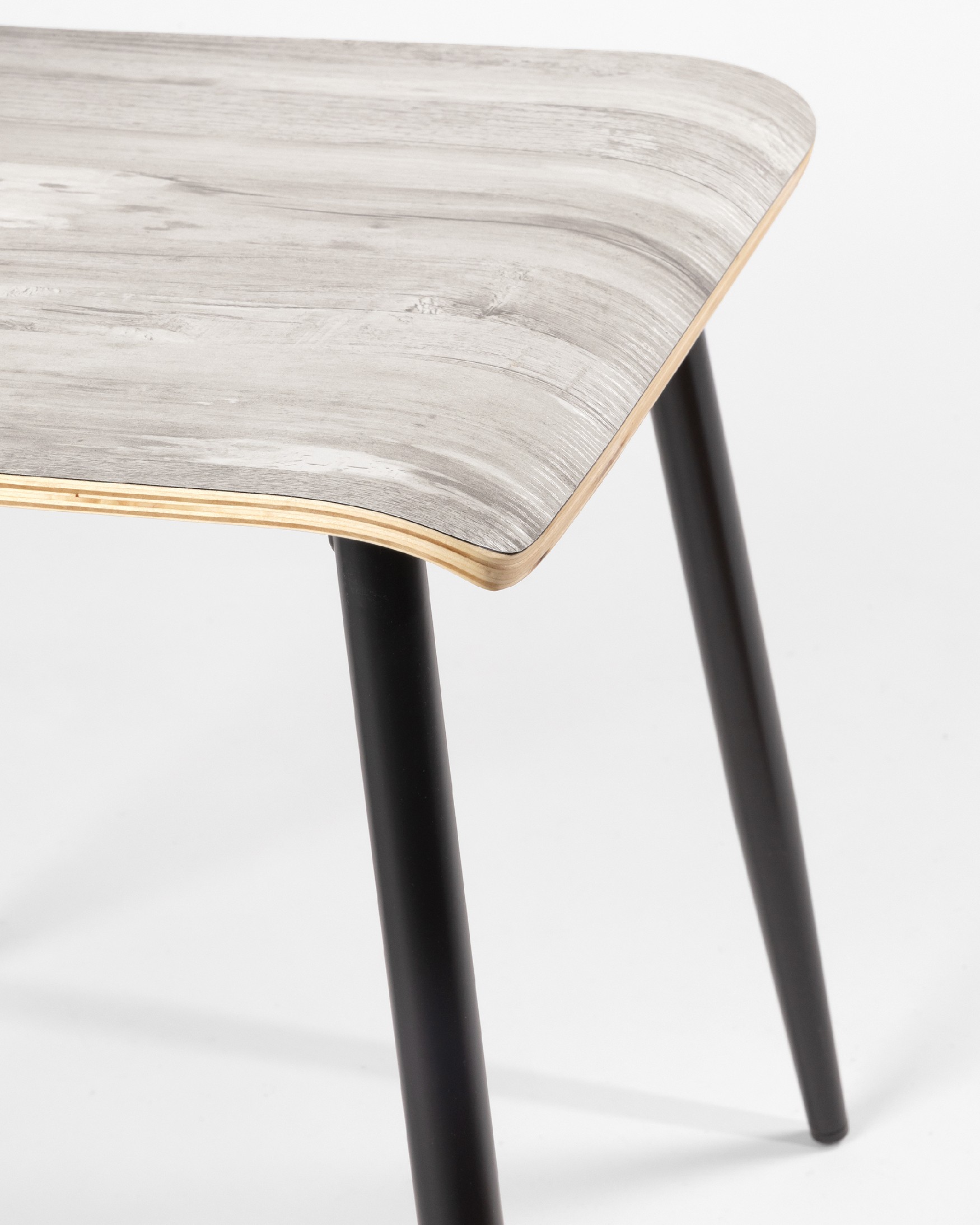 Sofia chair with artic finish and black metal legs