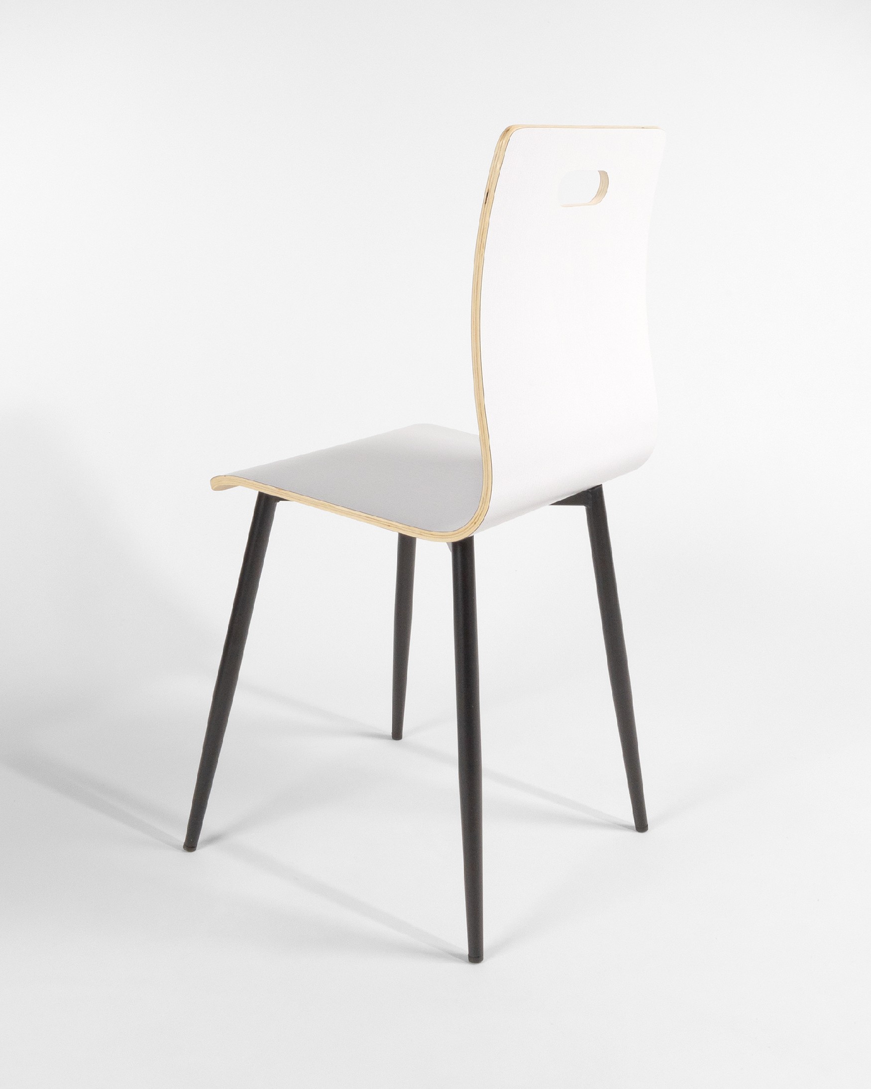 Silla Sofia acabado soul blanco y patas metálicas negras