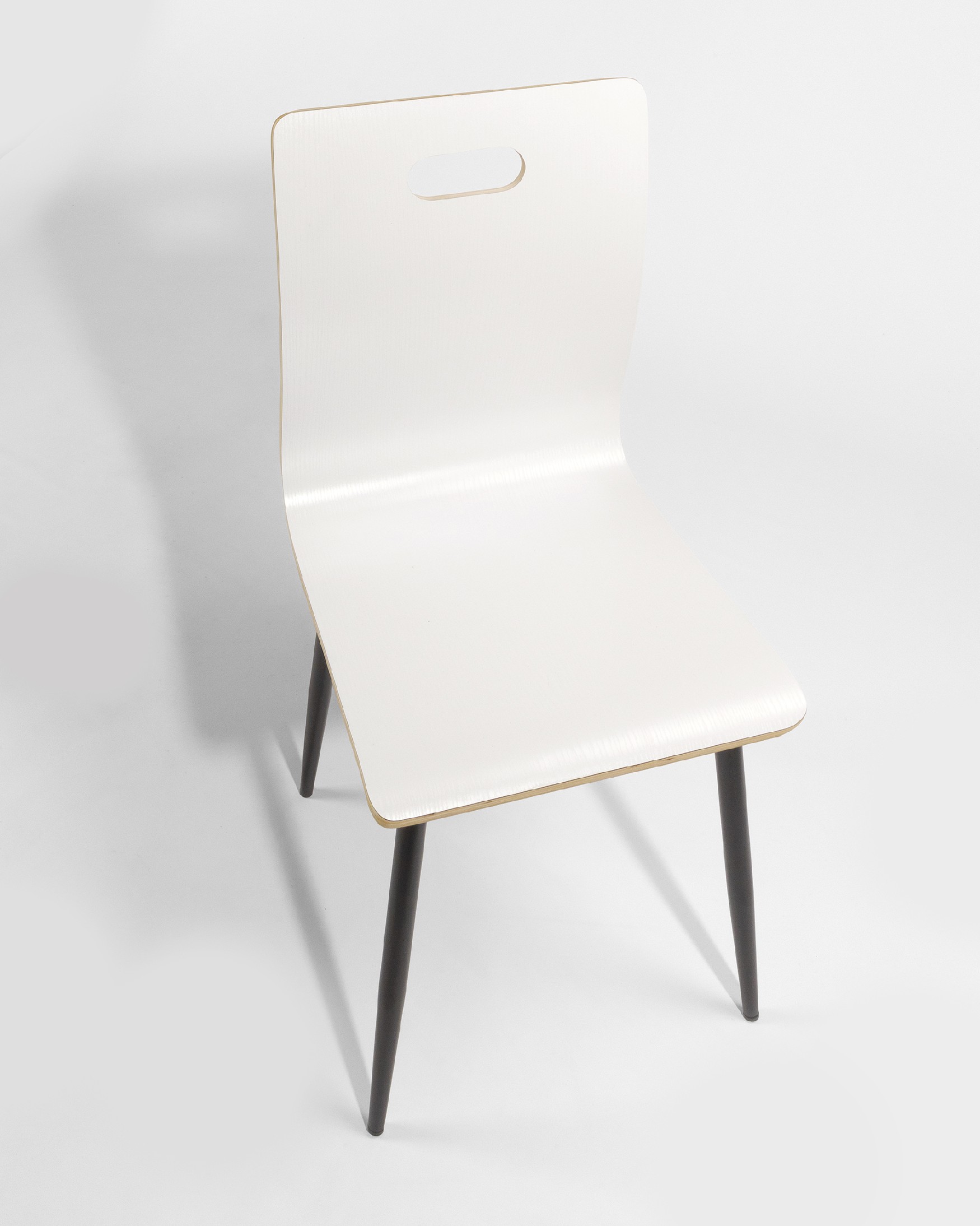 Silla Sofia acabado soul blanco y patas metálicas negras