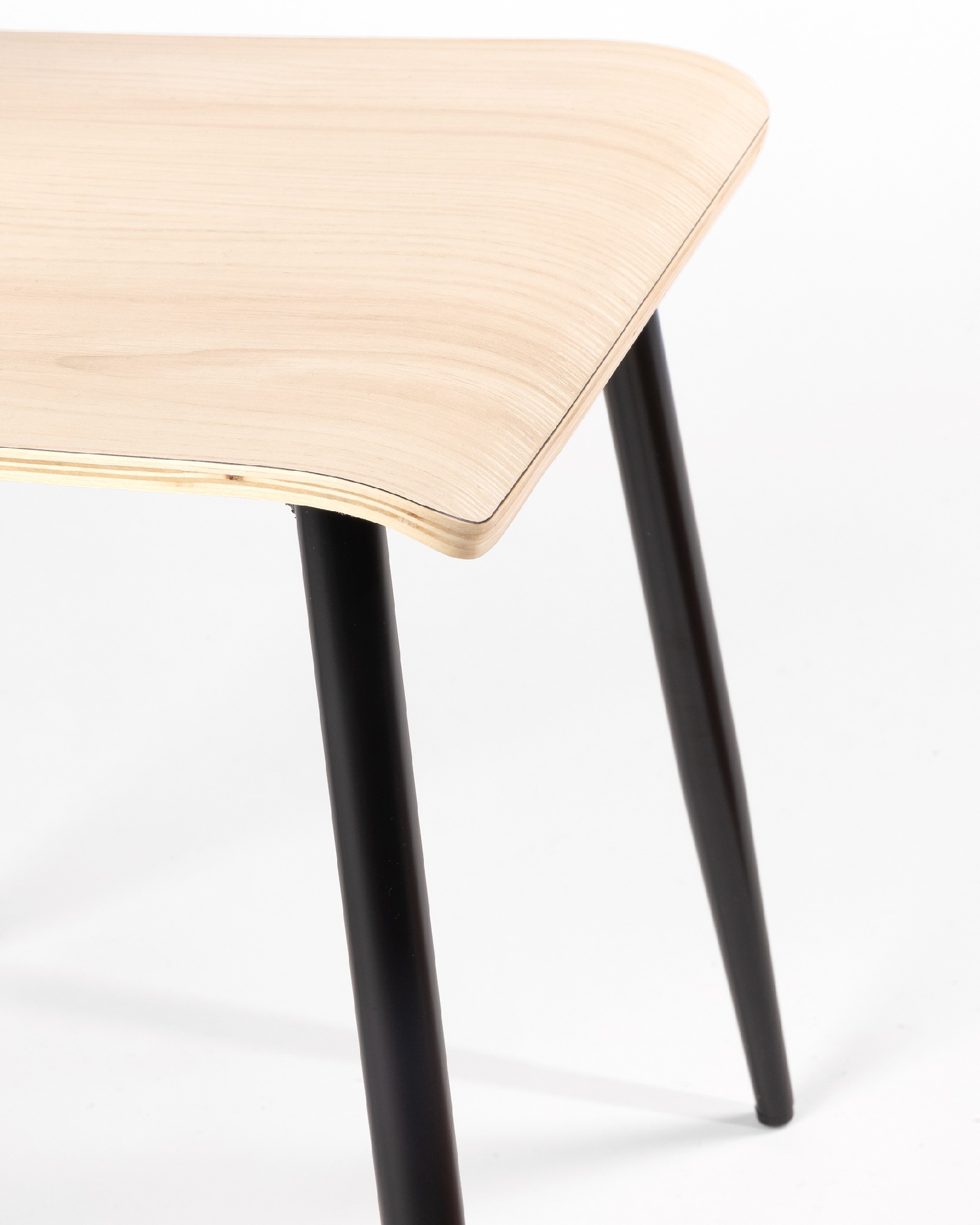 Chaise Sofia finition alpin et pieds métalliques noirs