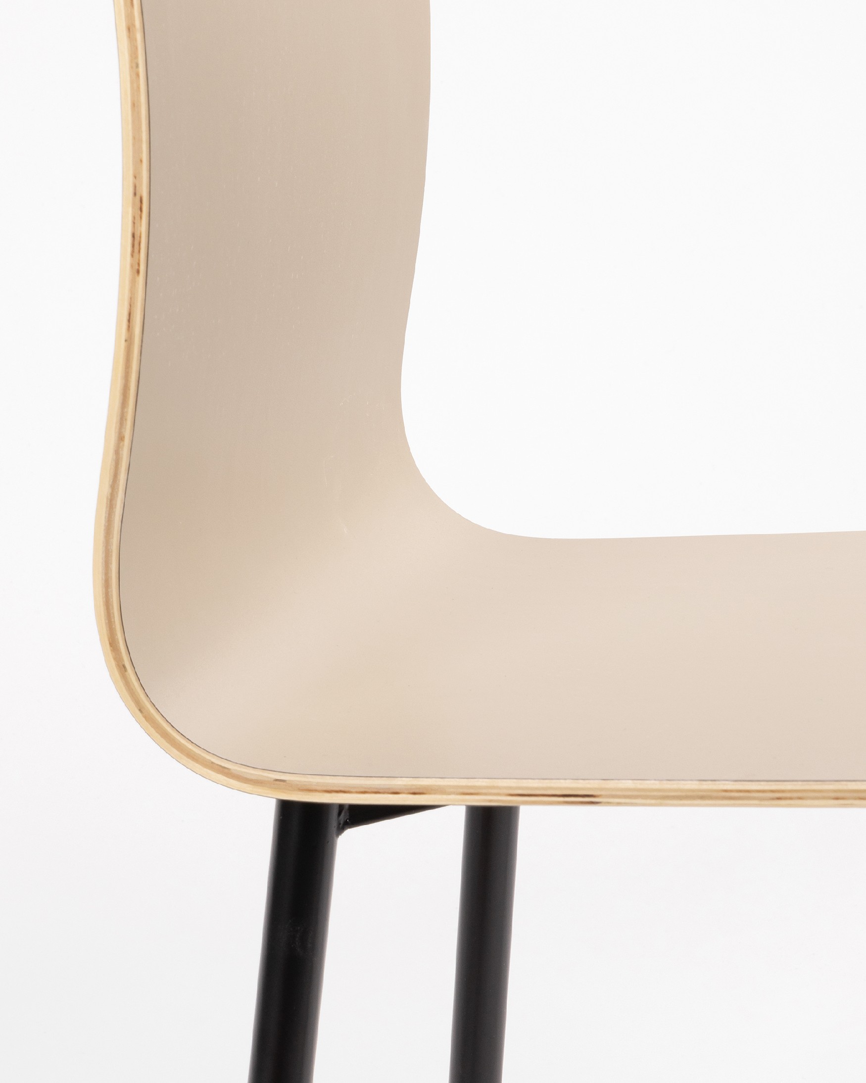 Sofia chair with pearl finish and black metal legs