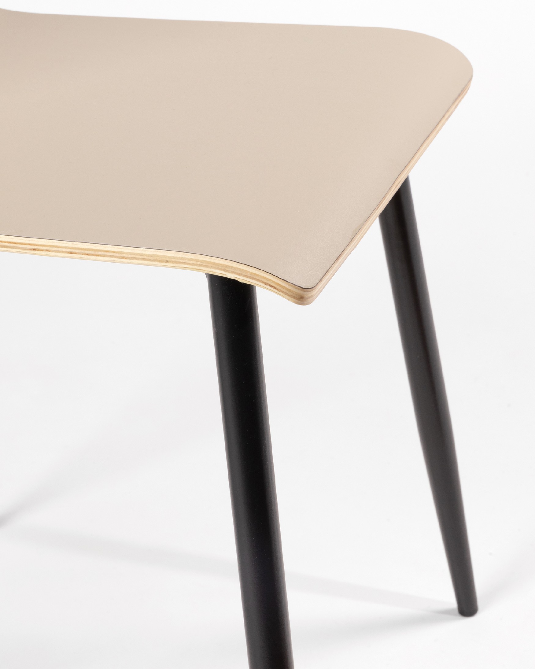 Sofia chair with pearl finish and black metal legs