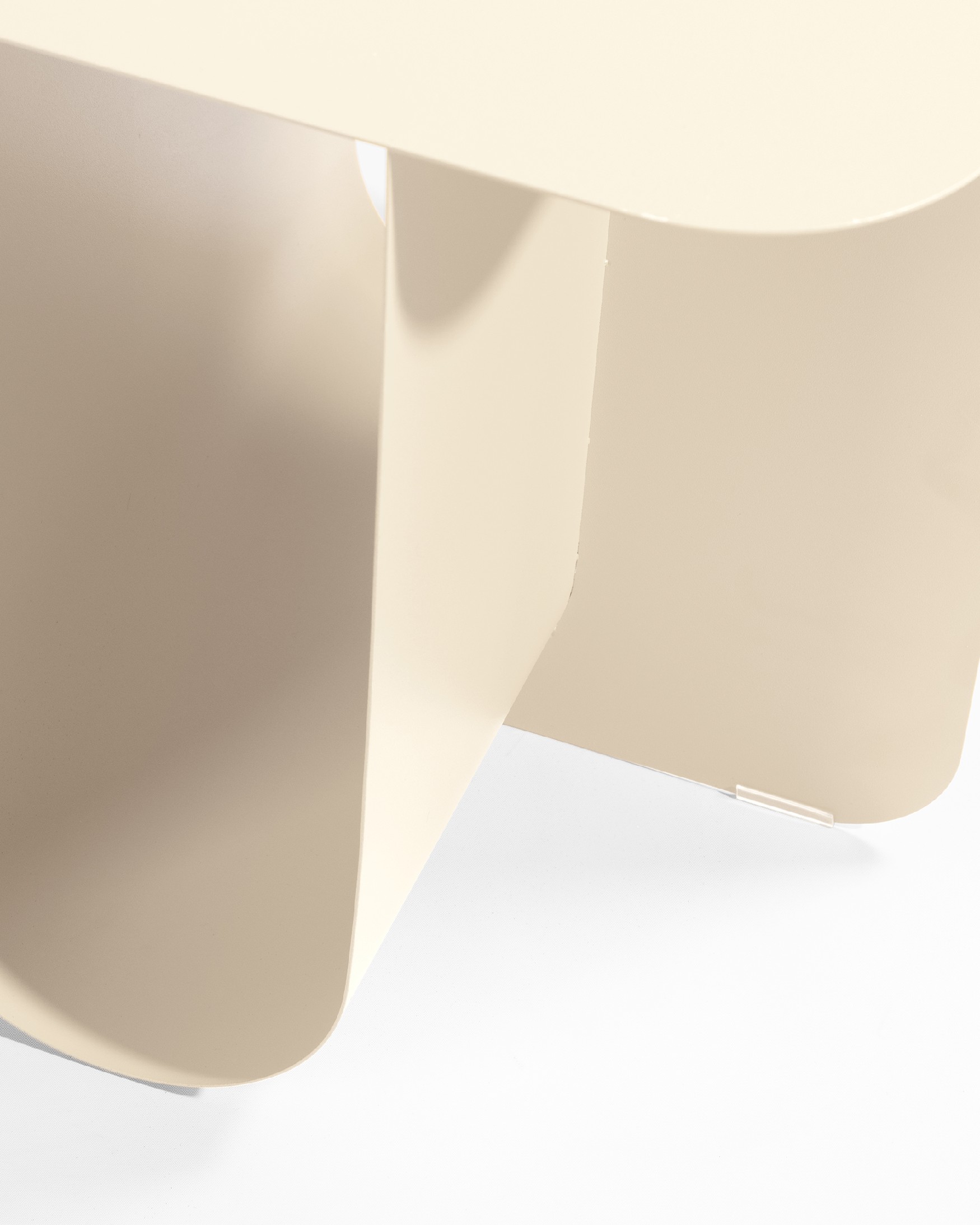 TEO auxiliary table in lacquered metal Beige 40 x 40 cm