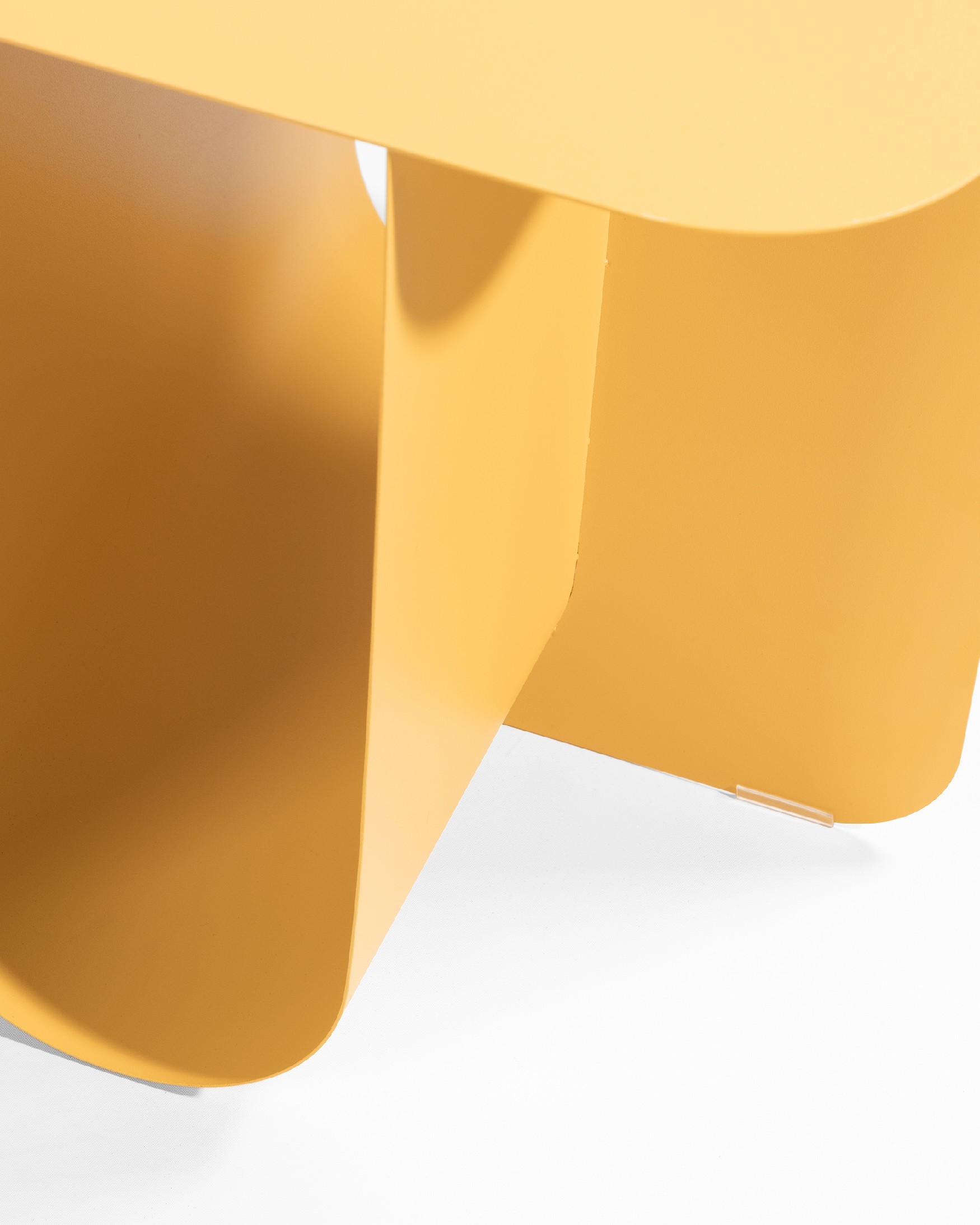 TEO auxiliary table in lacquered metal Mustard 40 x 40 cm