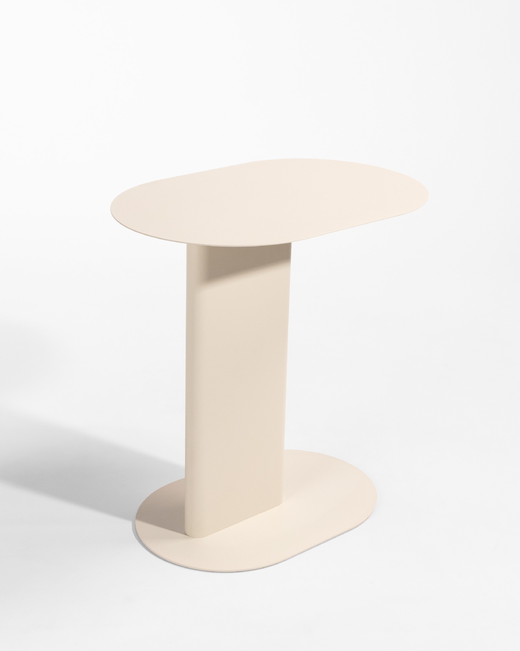 Table d'appoint ovale Thesis en métal laqué beige