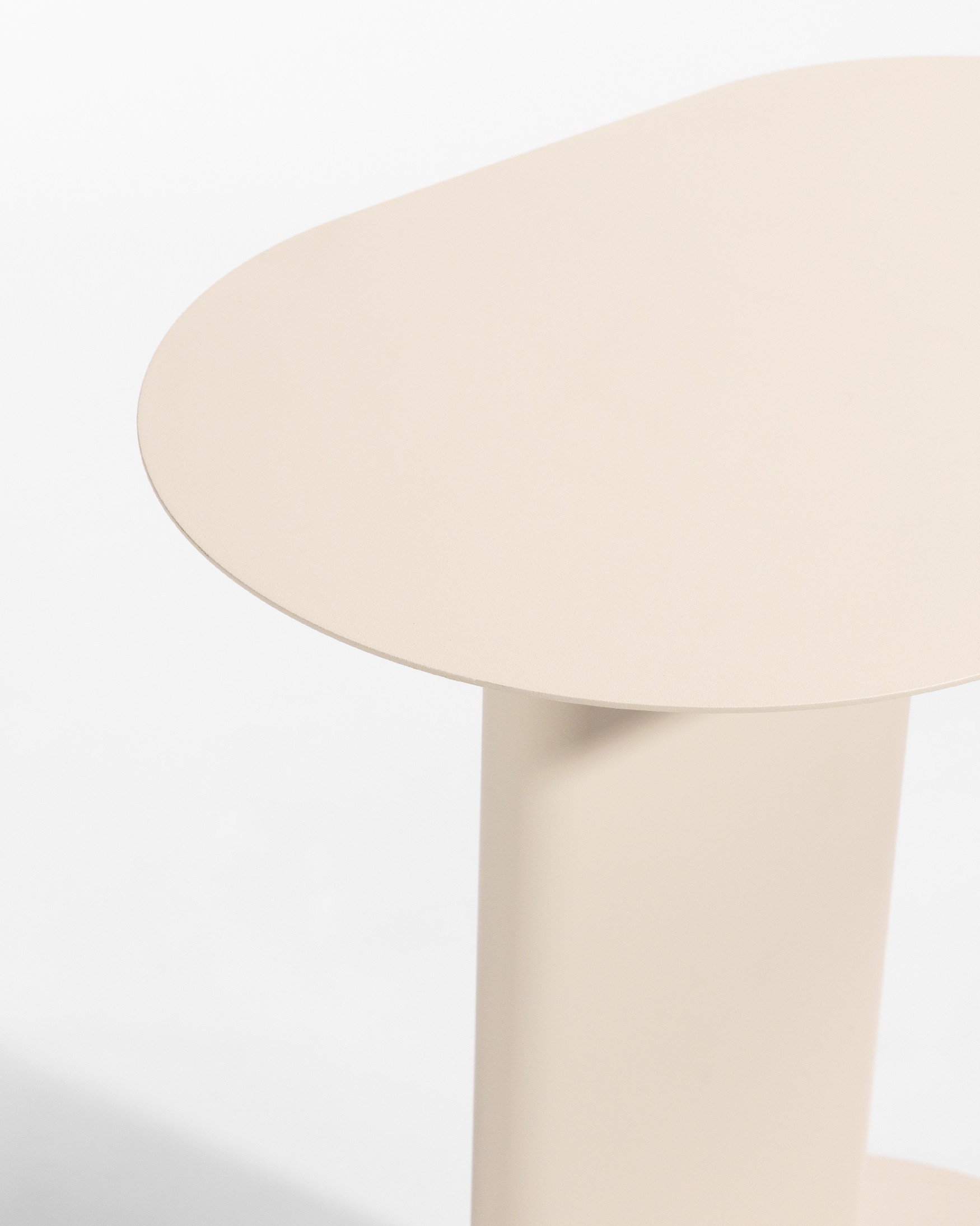 Table d'appoint ovale Thesis en métal laqué beige