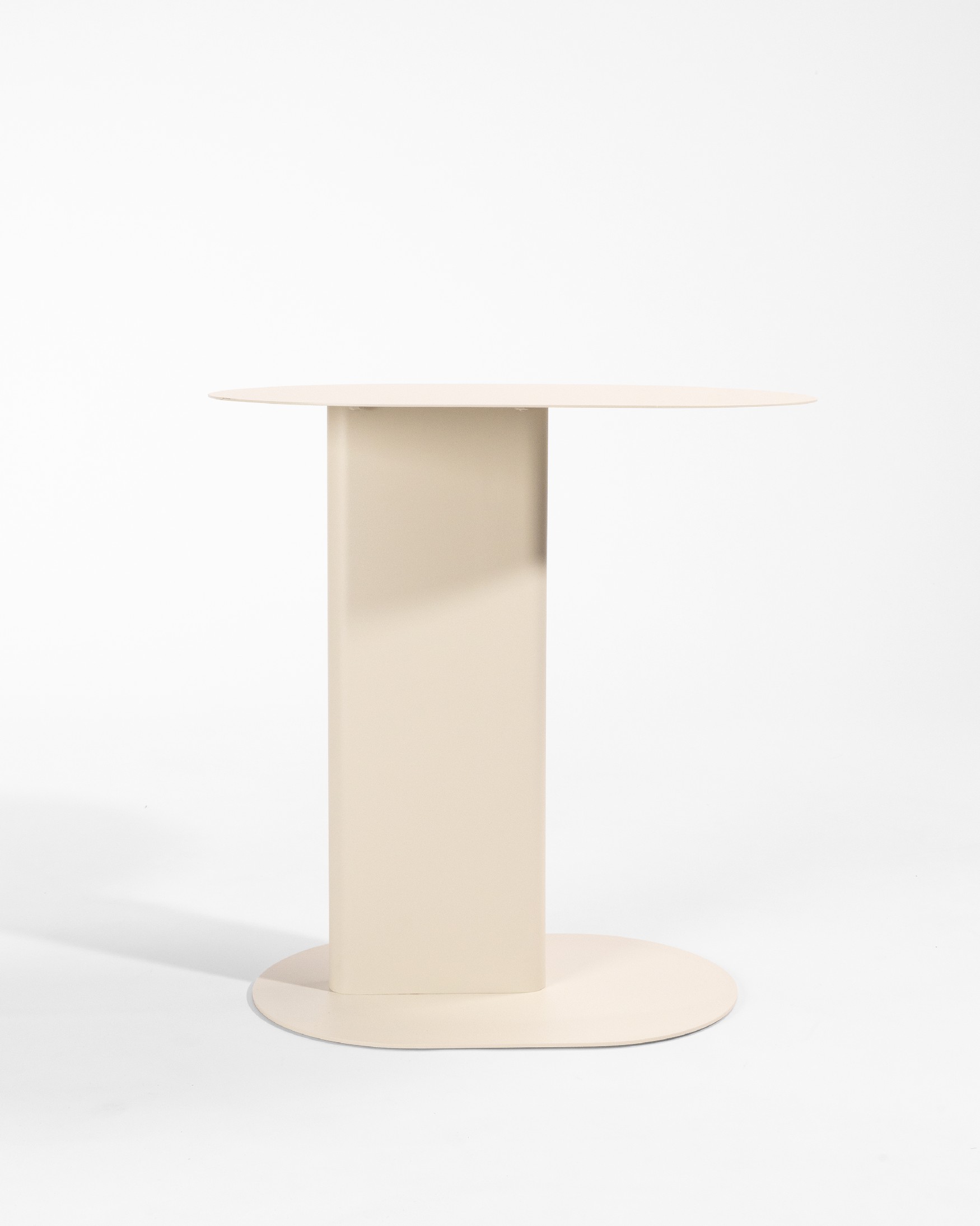 Table d'appoint ovale Thesis en métal laqué beige