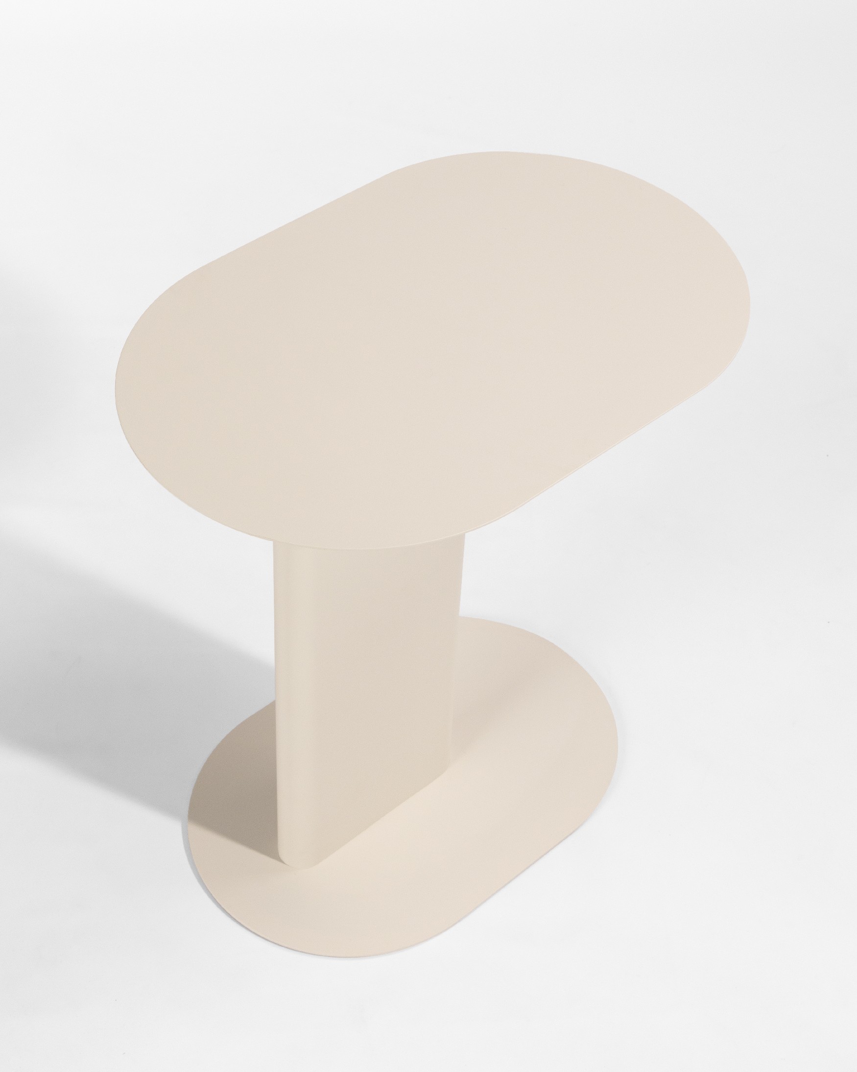 Table d'appoint ovale Thesis en métal laqué beige
