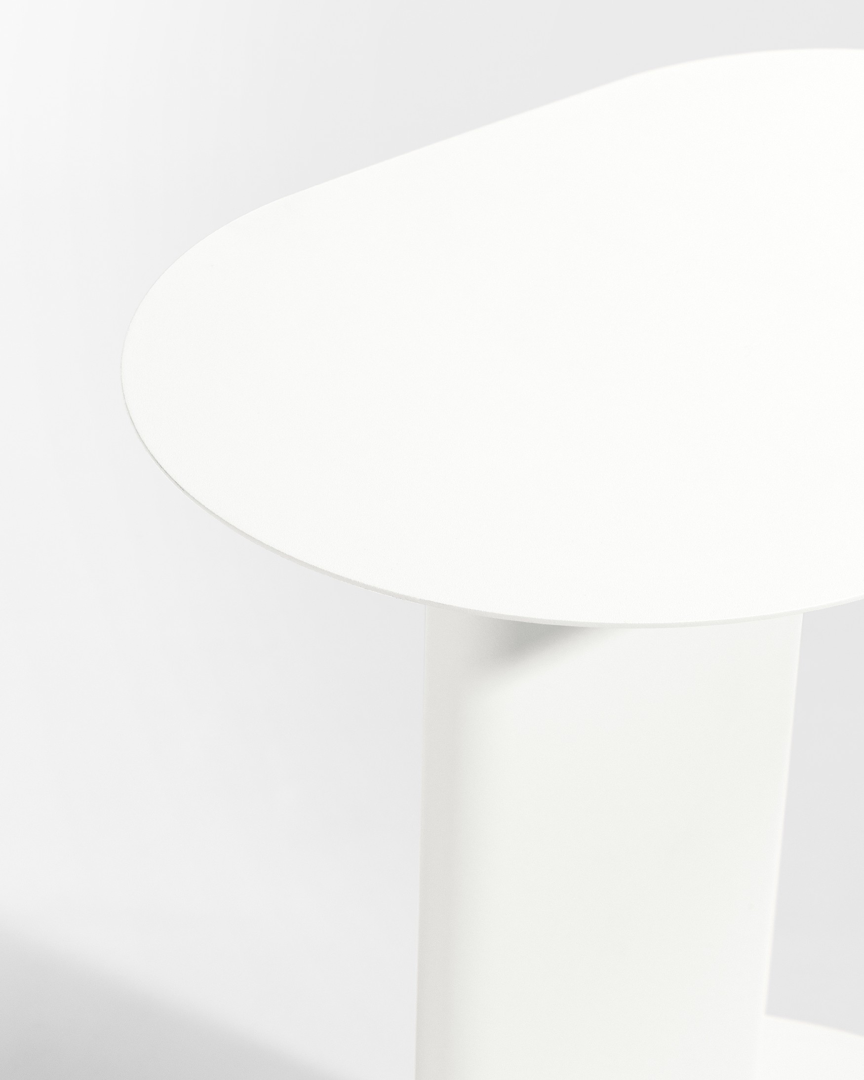 Table d'appoint ovale Thesis en métal laqué blanc