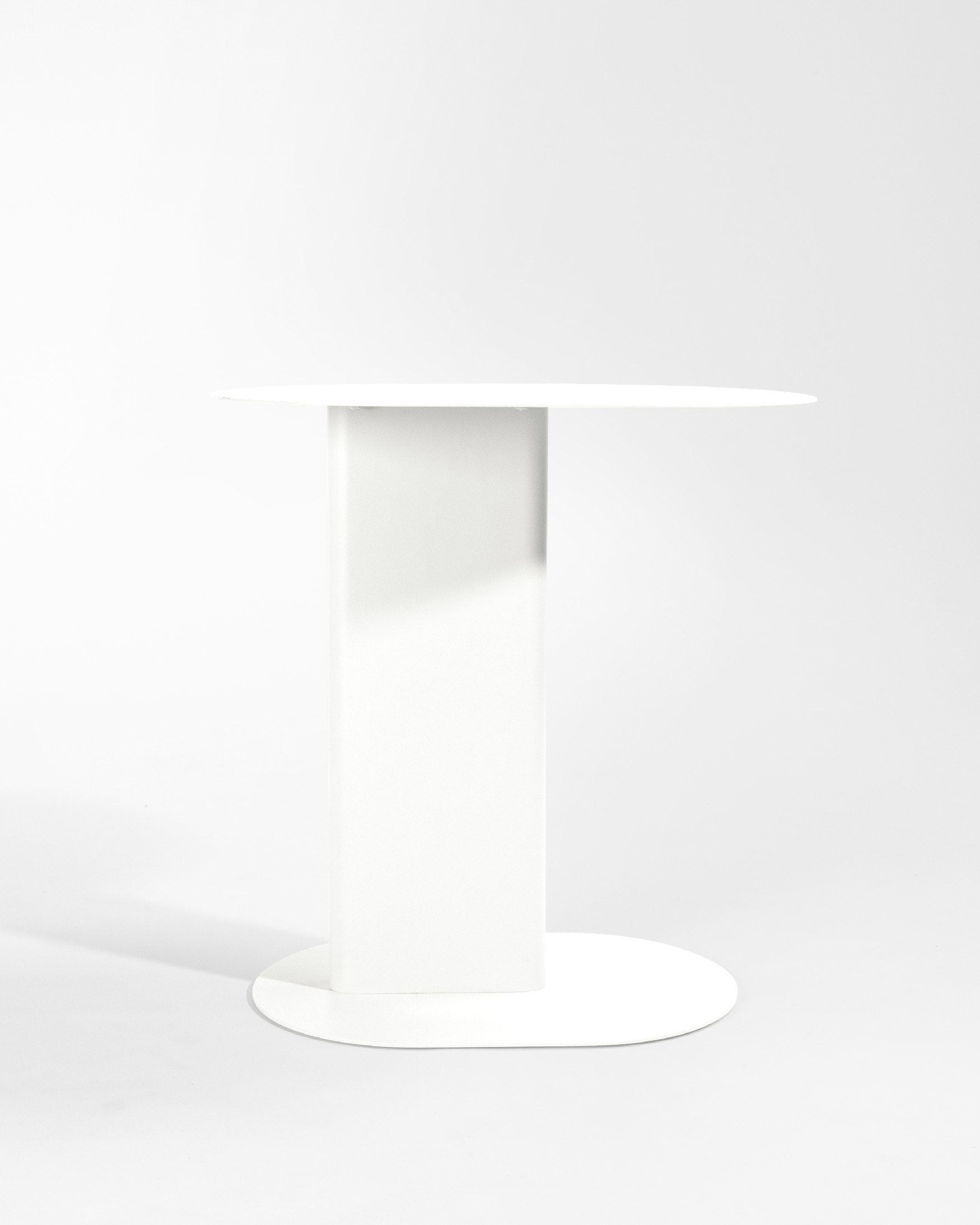 Table d'appoint ovale Thesis en métal laqué blanc