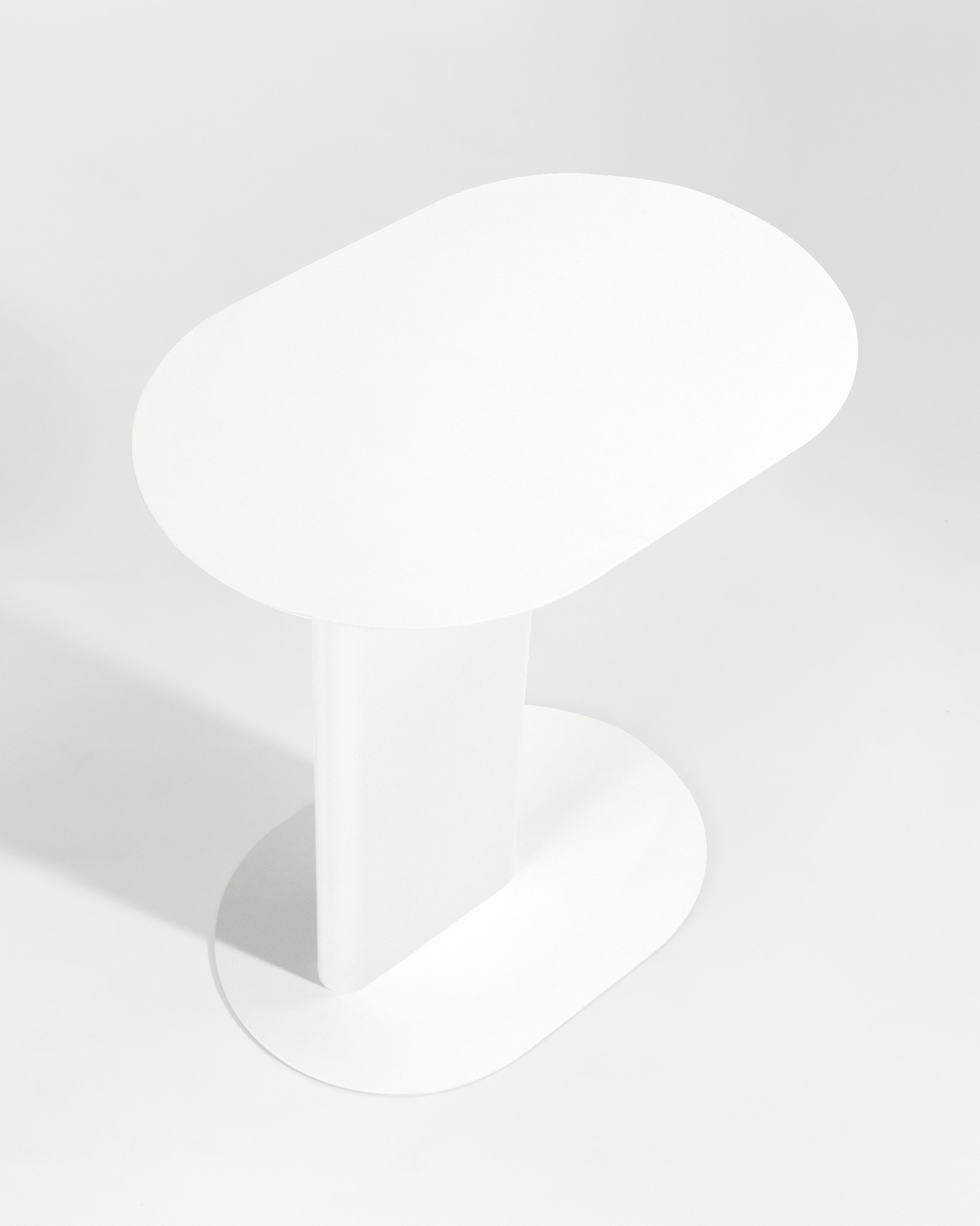 Table d'appoint ovale Thesis en métal laqué blanc