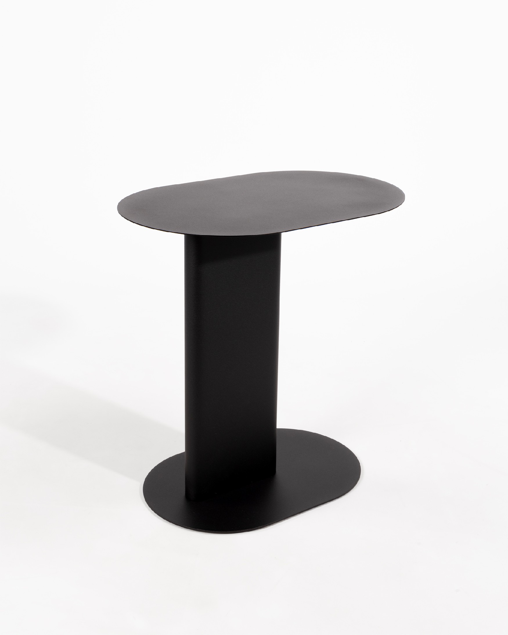 Table d'appoint ovale Thesis en métal laqué noir