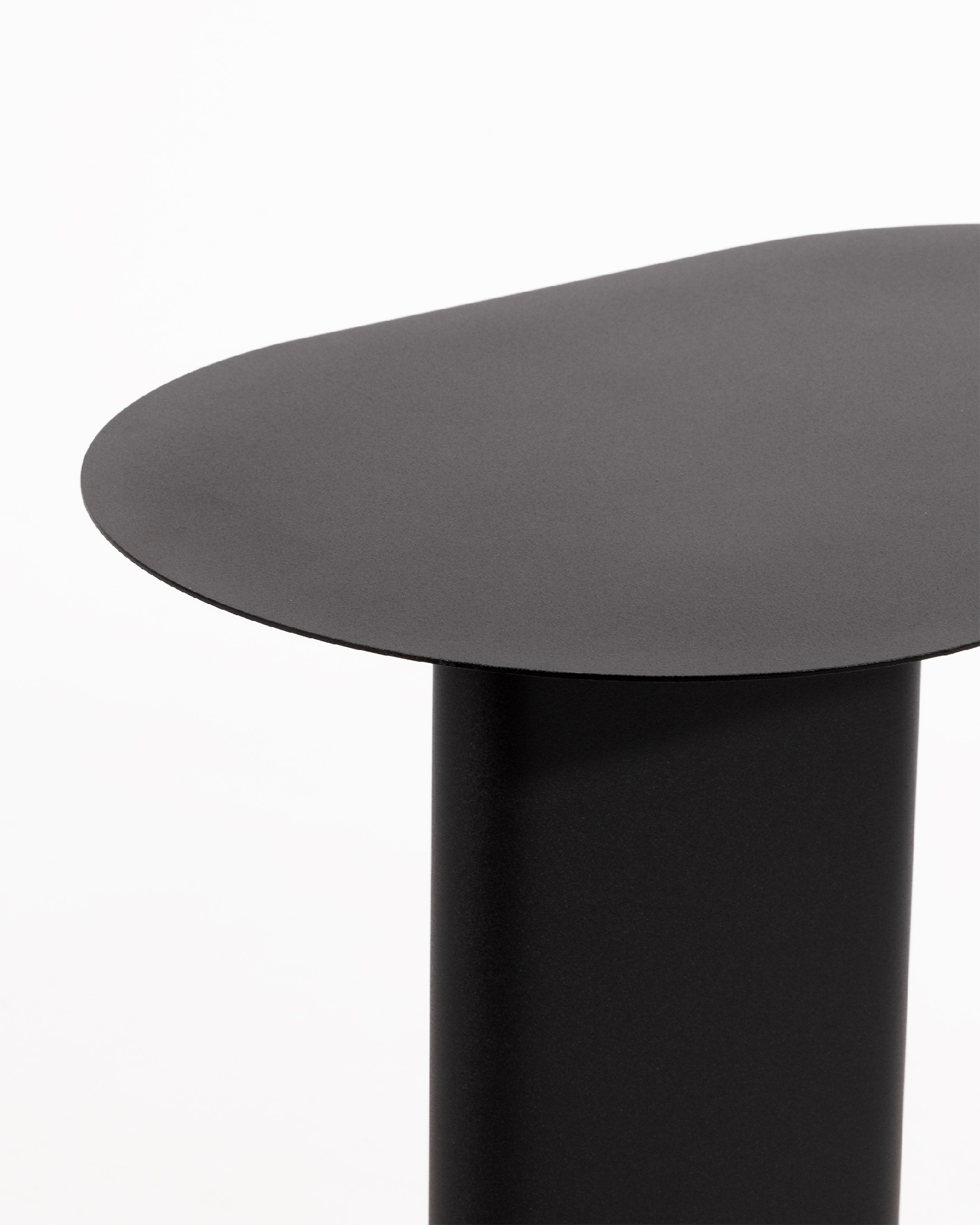 Table d'appoint ovale Thesis en métal laqué noir