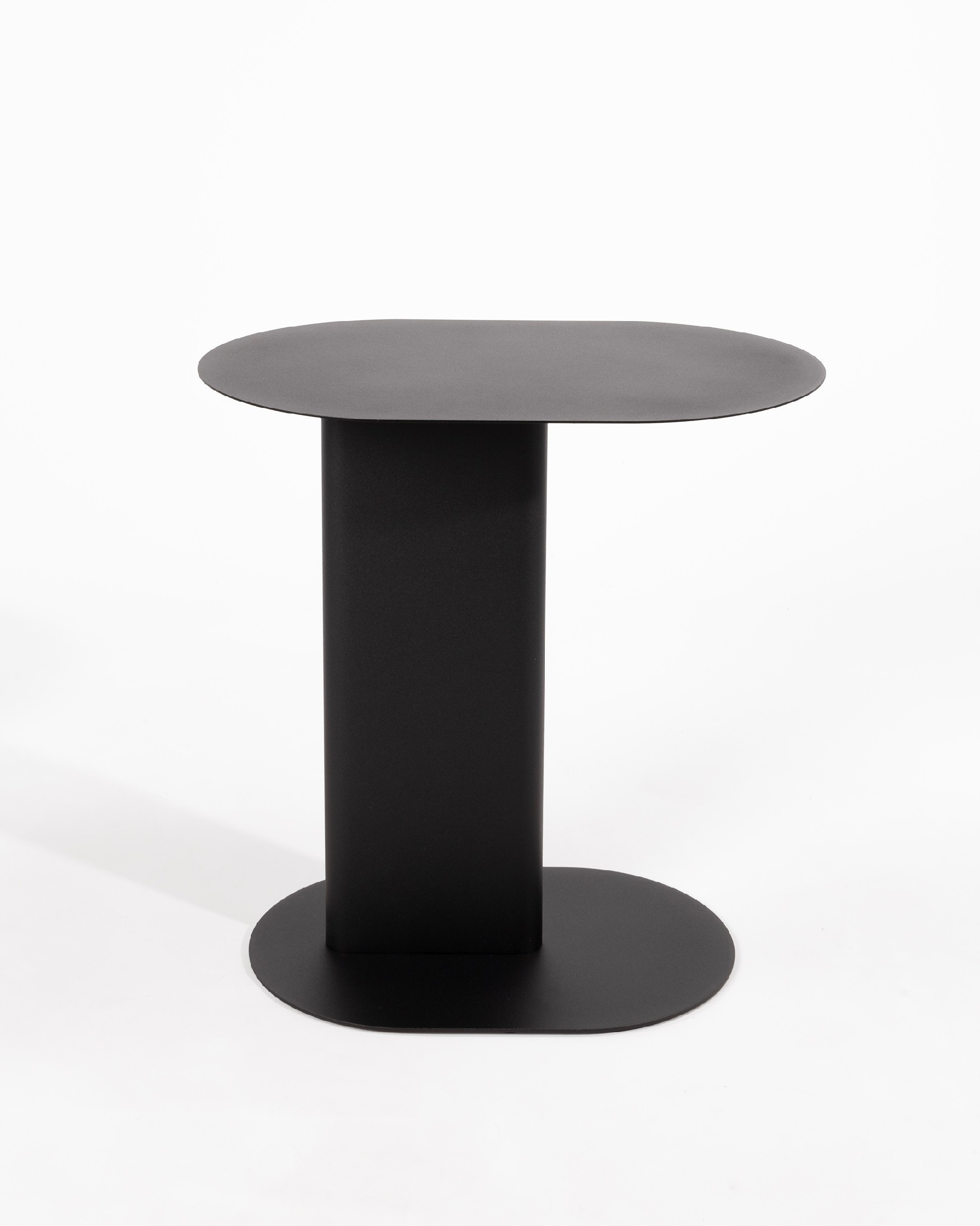 Table d'appoint ovale Thesis en métal laqué noir