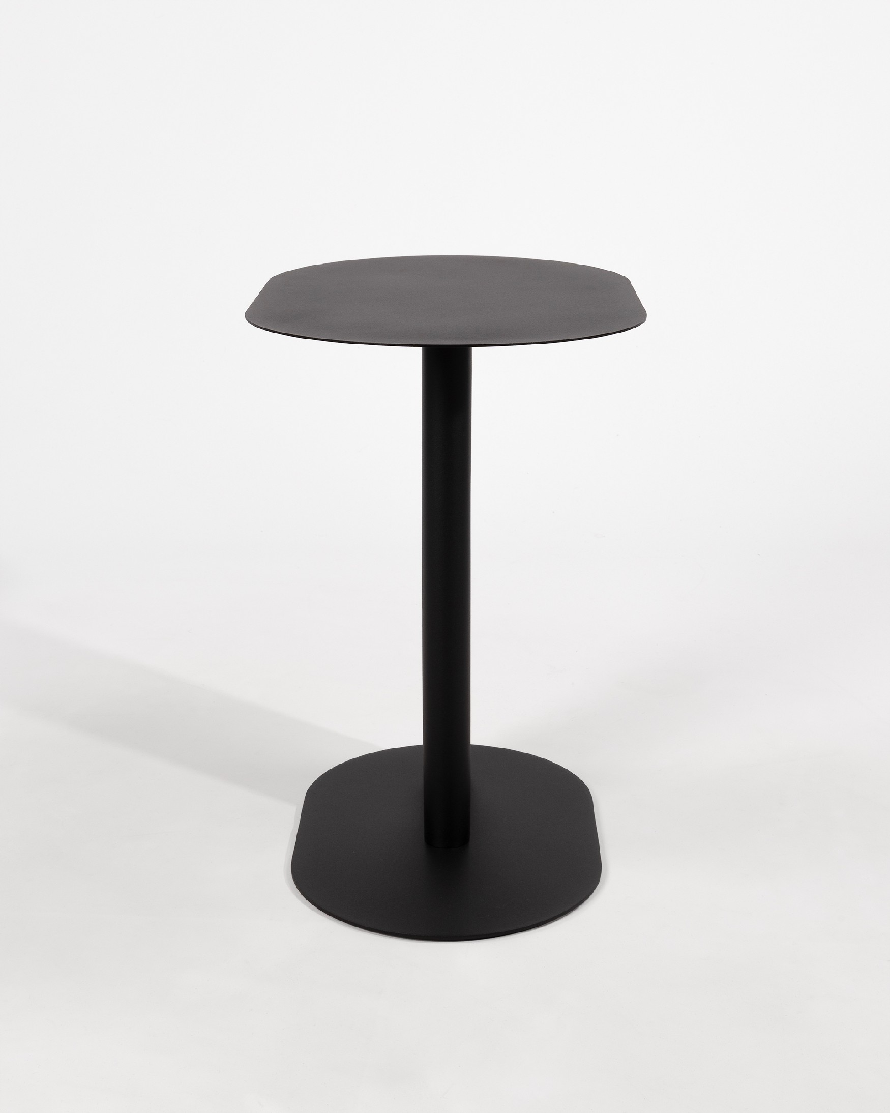 Table d'appoint ovale Thesis en métal laqué noir