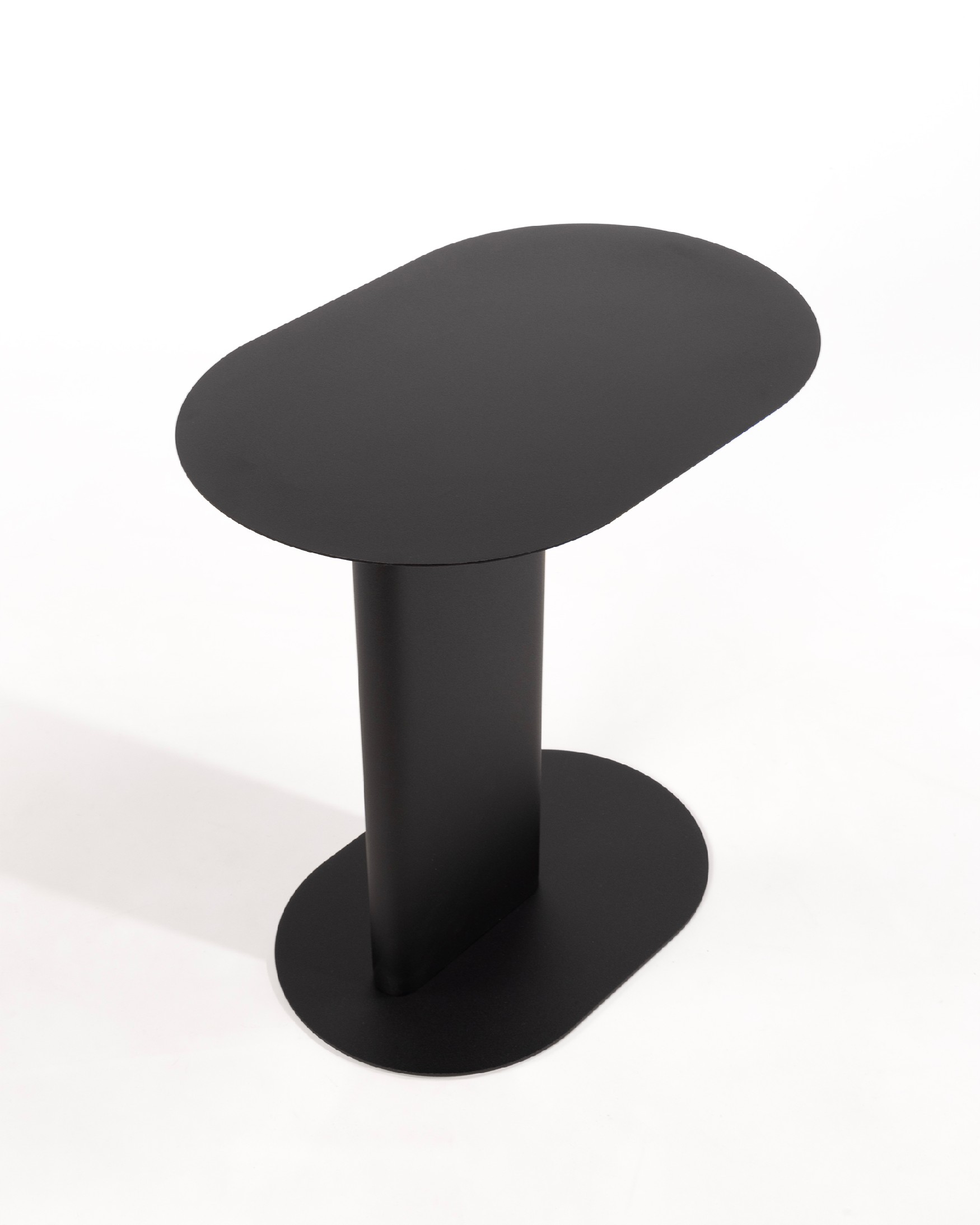 Table d'appoint ovale Thesis en métal laqué noir