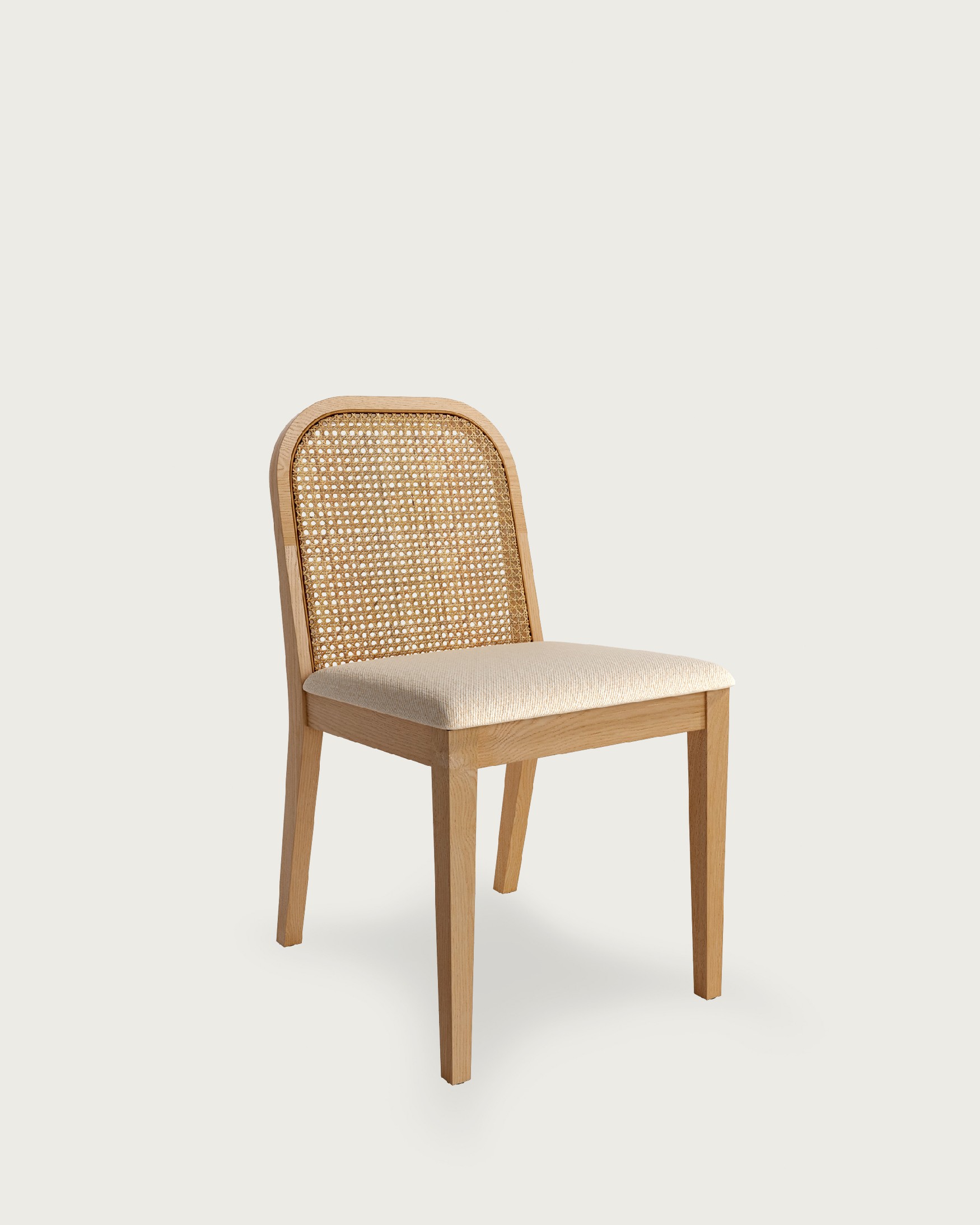 Silla Tilia de ratán, fresno natural y tápizado nácar