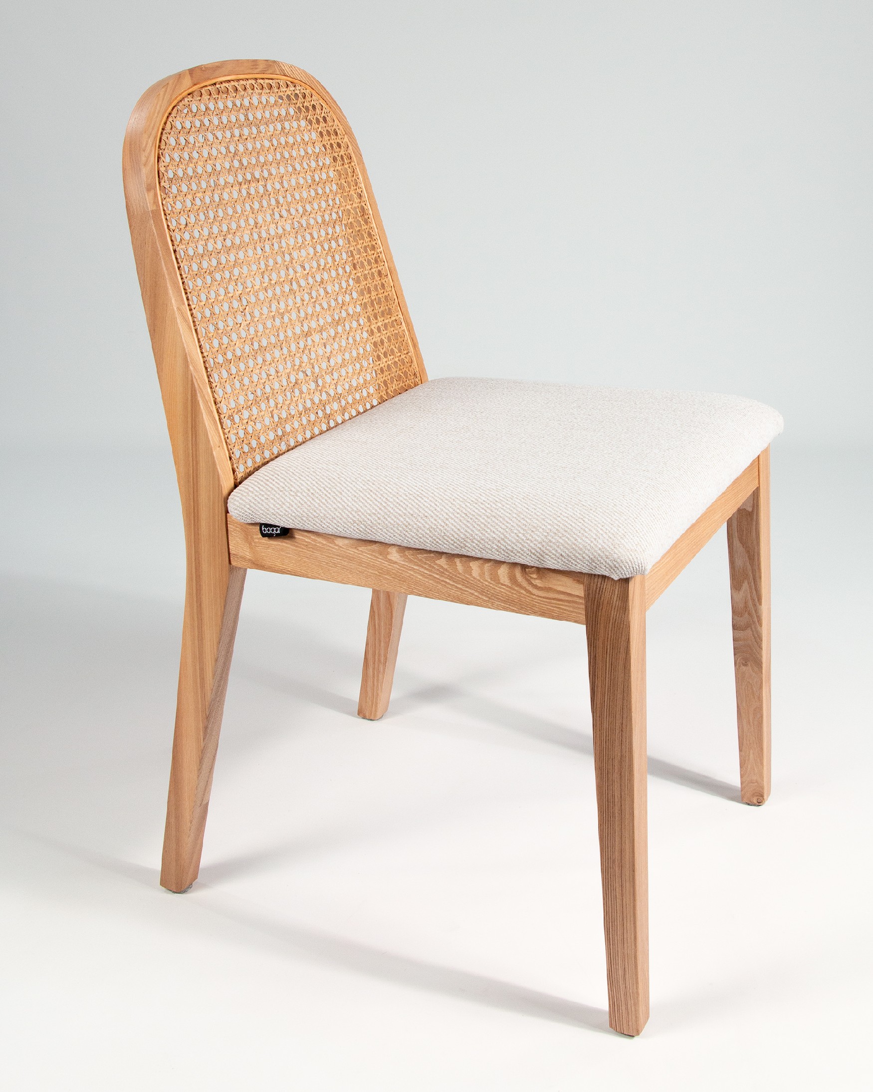 Silla Tilia de ratán, fresno natural y tápizado nácar