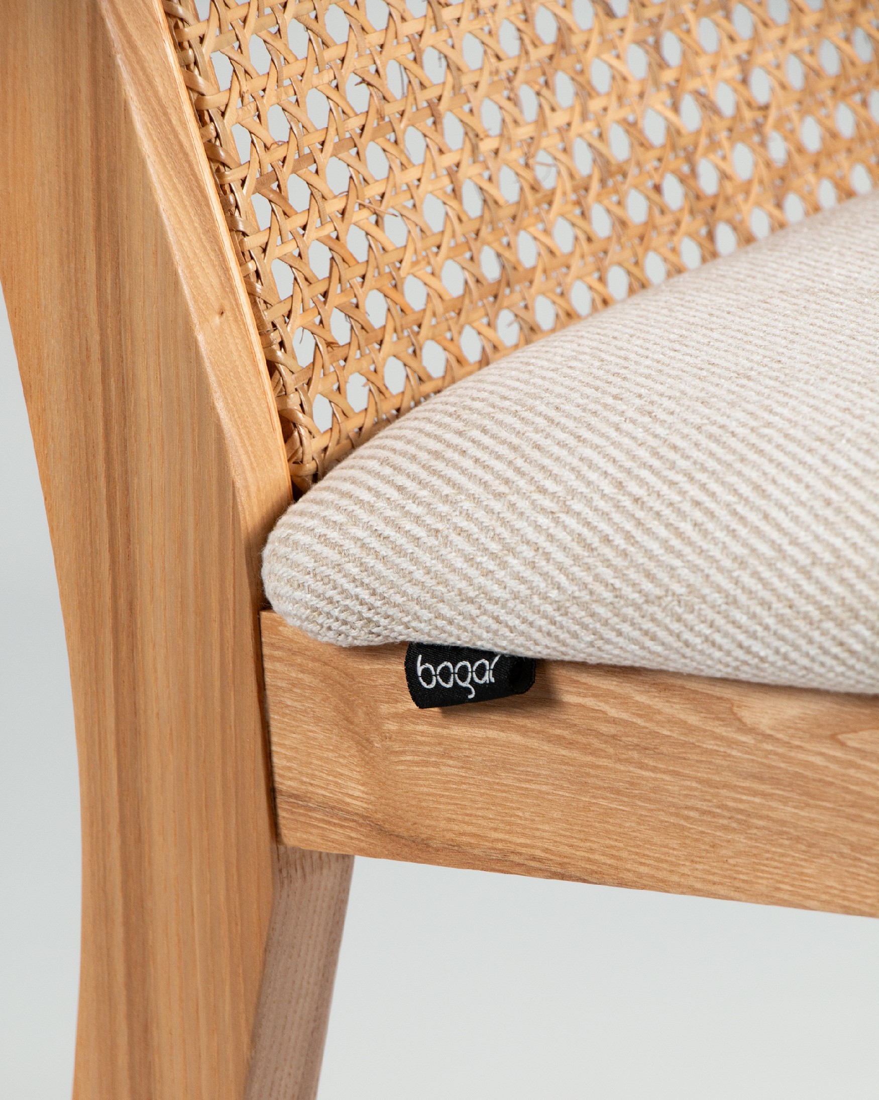 Silla Tilia de ratán, fresno natural y tápizado nácar
