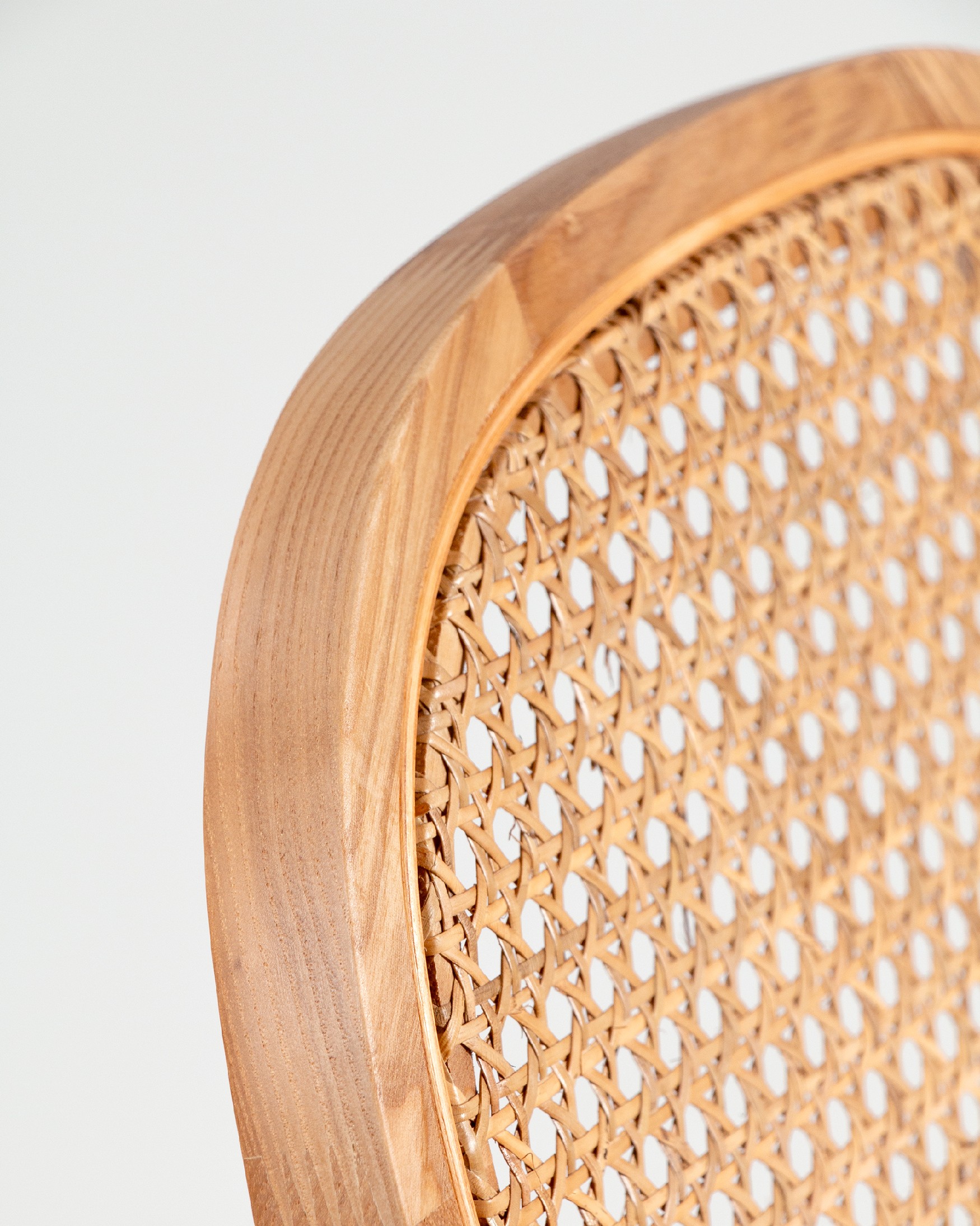Silla Tilia de ratán, fresno natural y tápizado nácar
