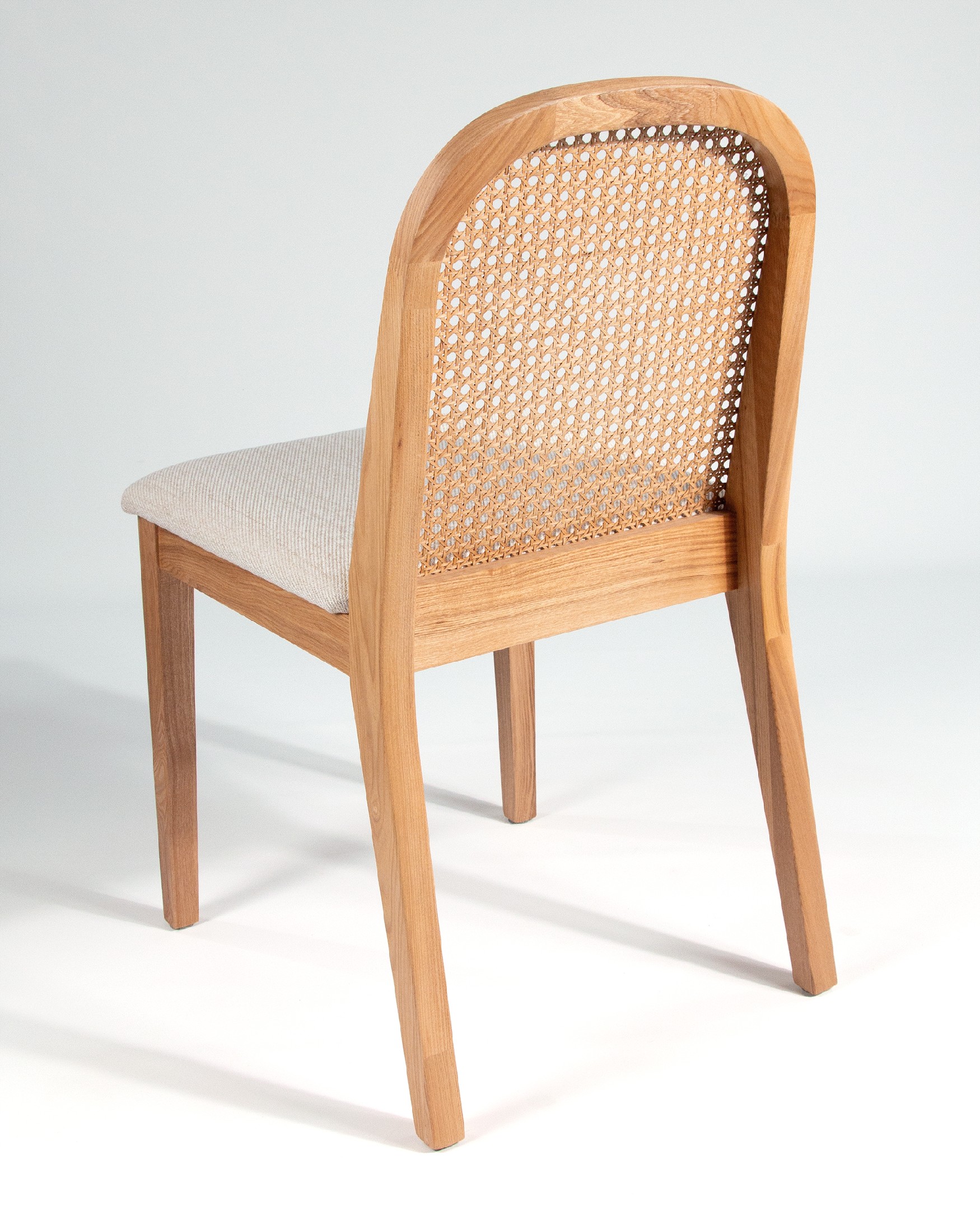 Silla Tilia de ratán, fresno natural y tápizado nácar