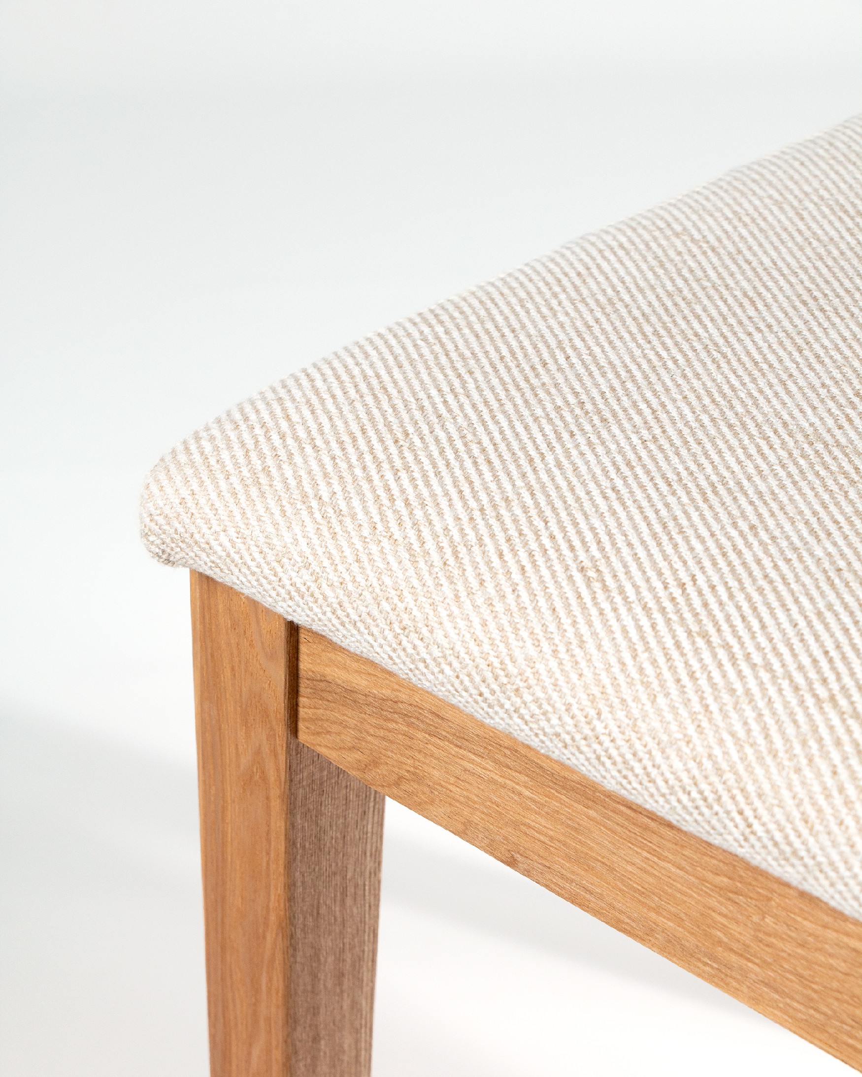 Silla Tilia de ratán, fresno natural y tápizado nácar