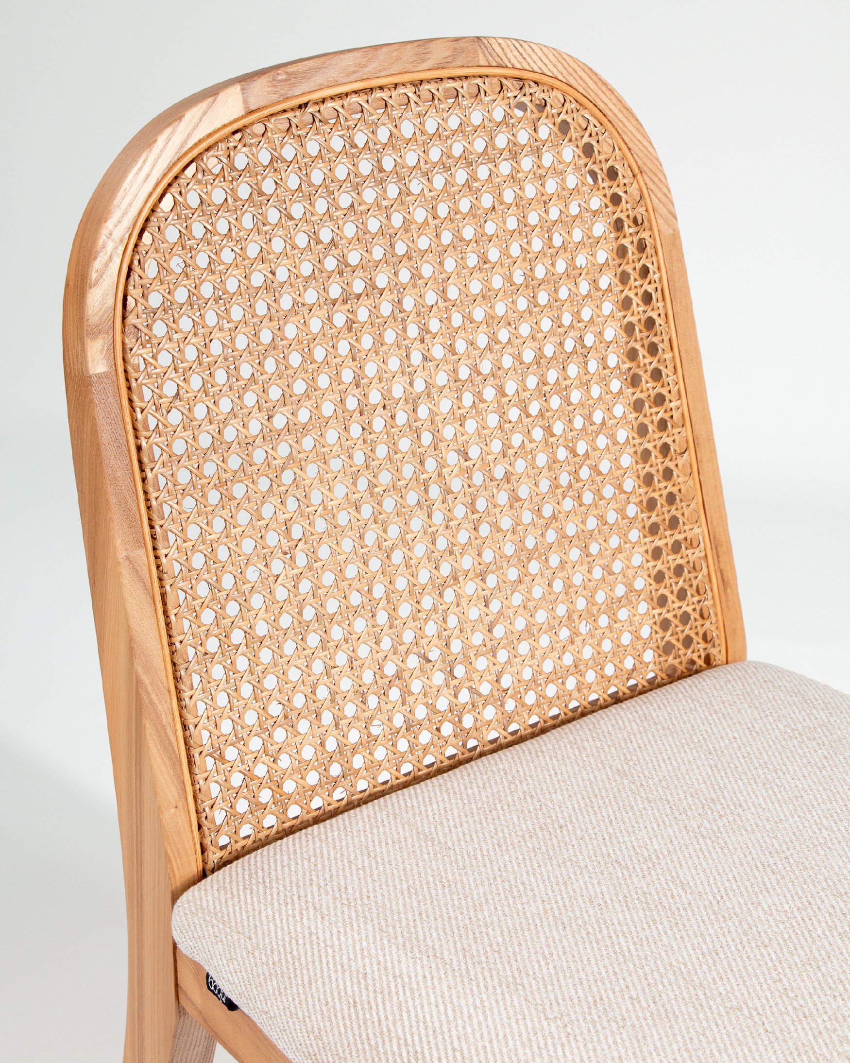 Silla Tilia de ratán, fresno natural y tápizado nácar