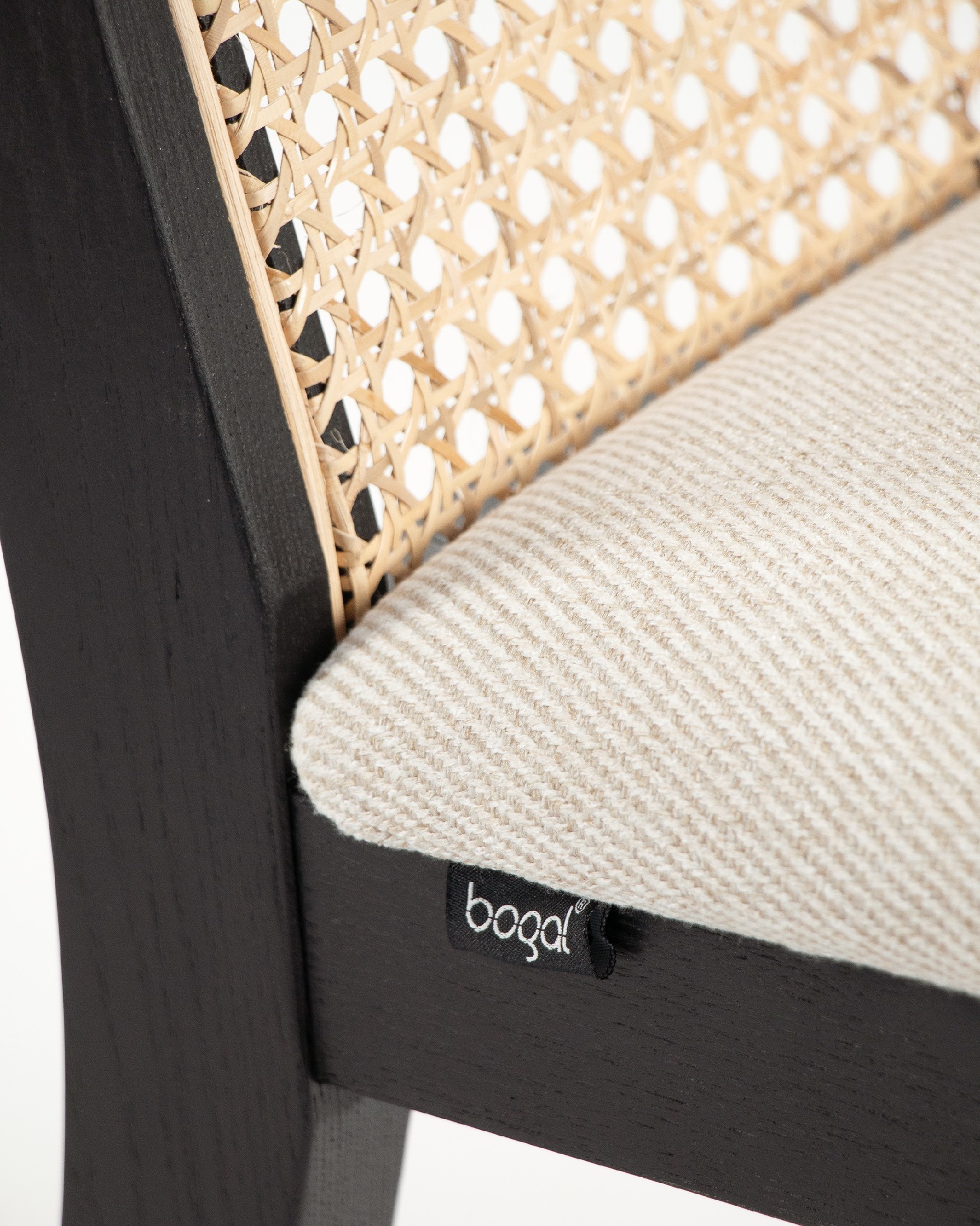 Chaise Tilia en rotin, frêne noir et tapissage nacré