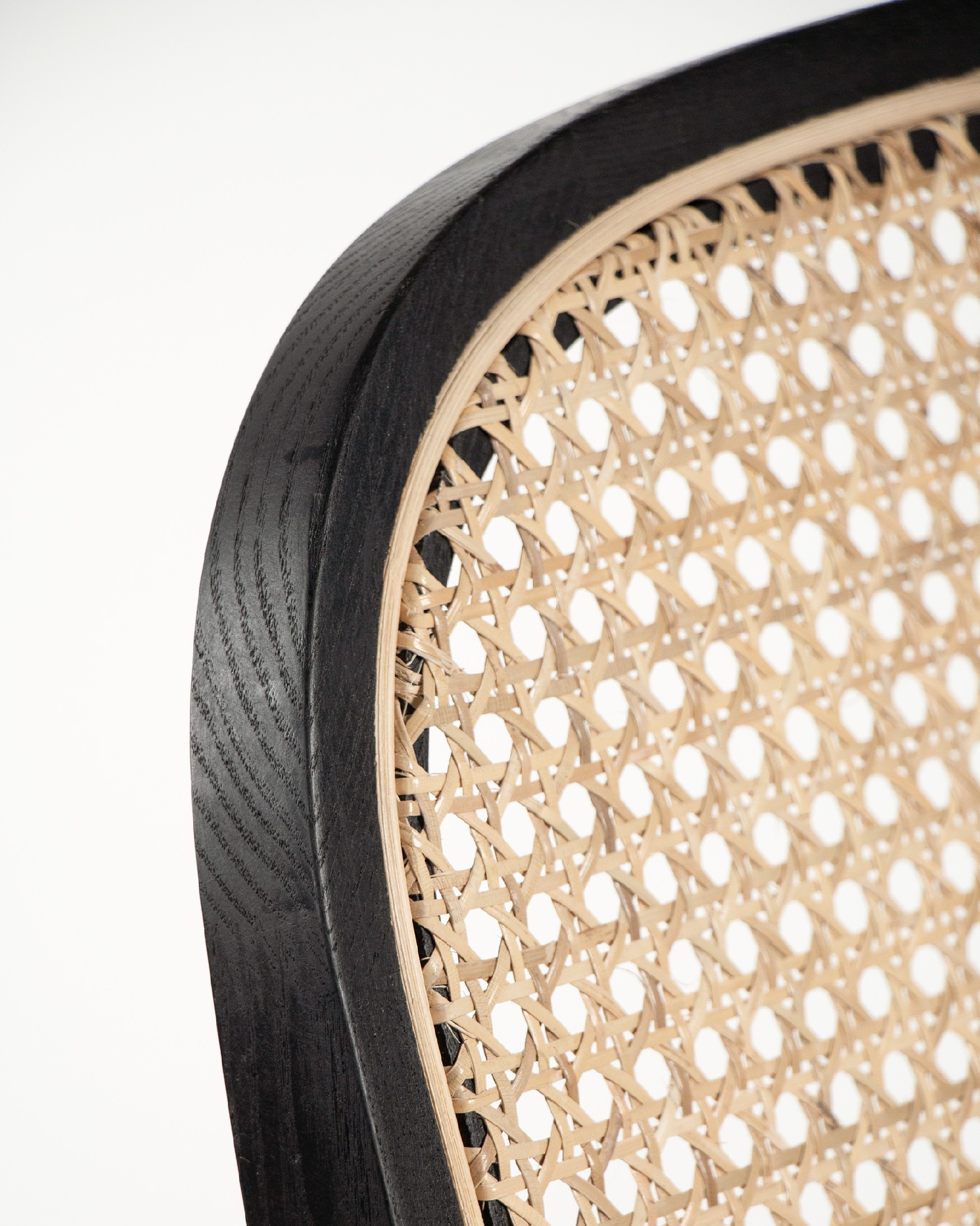Chaise Tilia en rotin, frêne noir et tapissage nacré