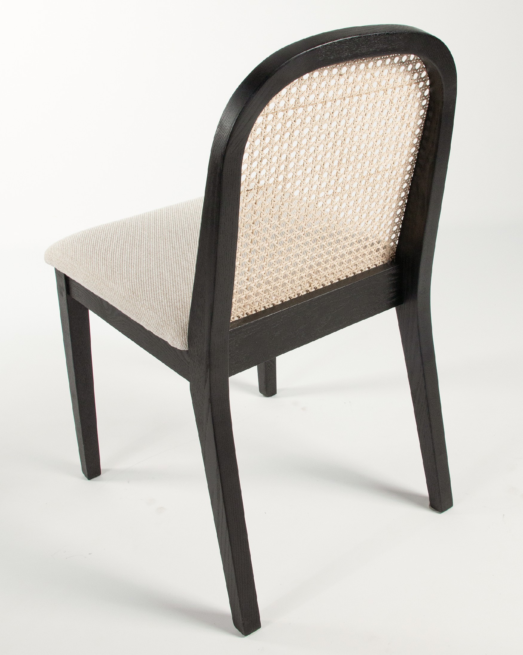 Chaise Tilia en rotin, frêne noir et tapissage nacré