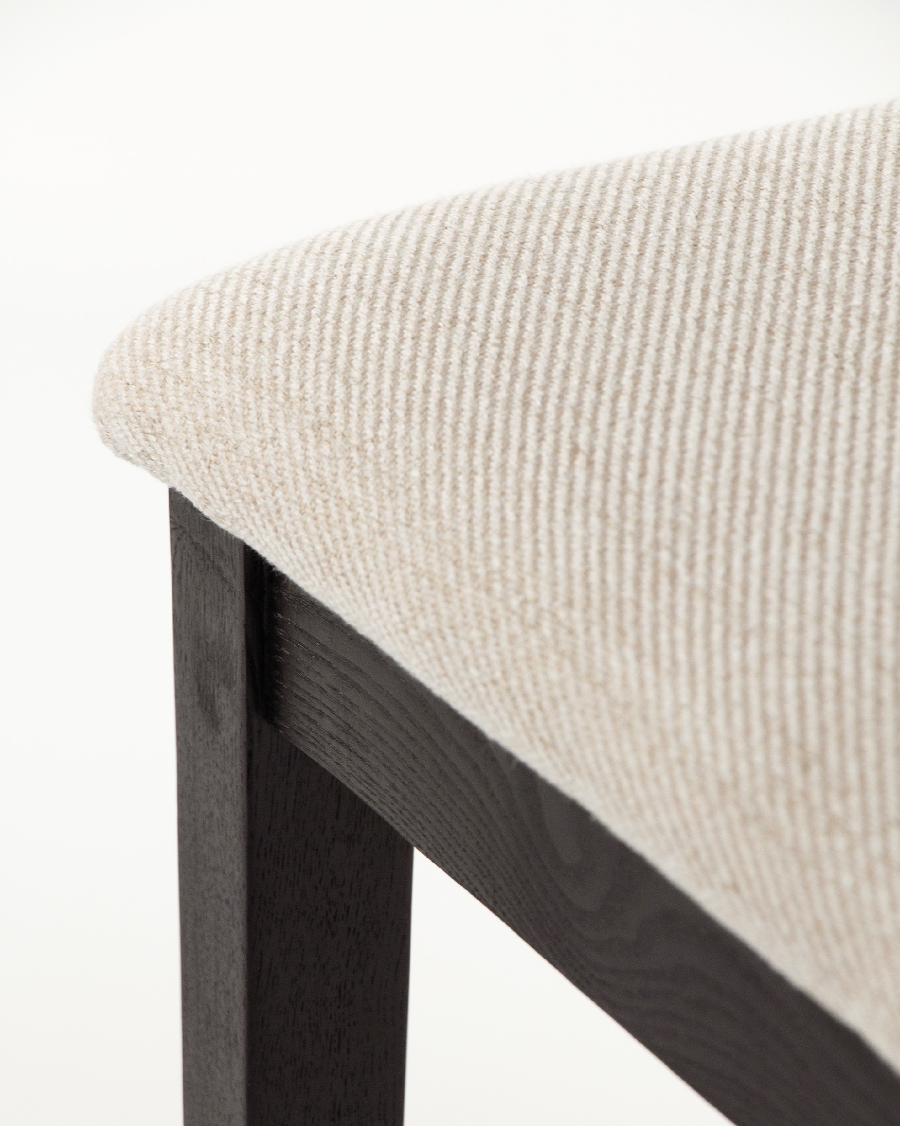 Chaise Tilia en rotin, frêne noir et tapissage nacré