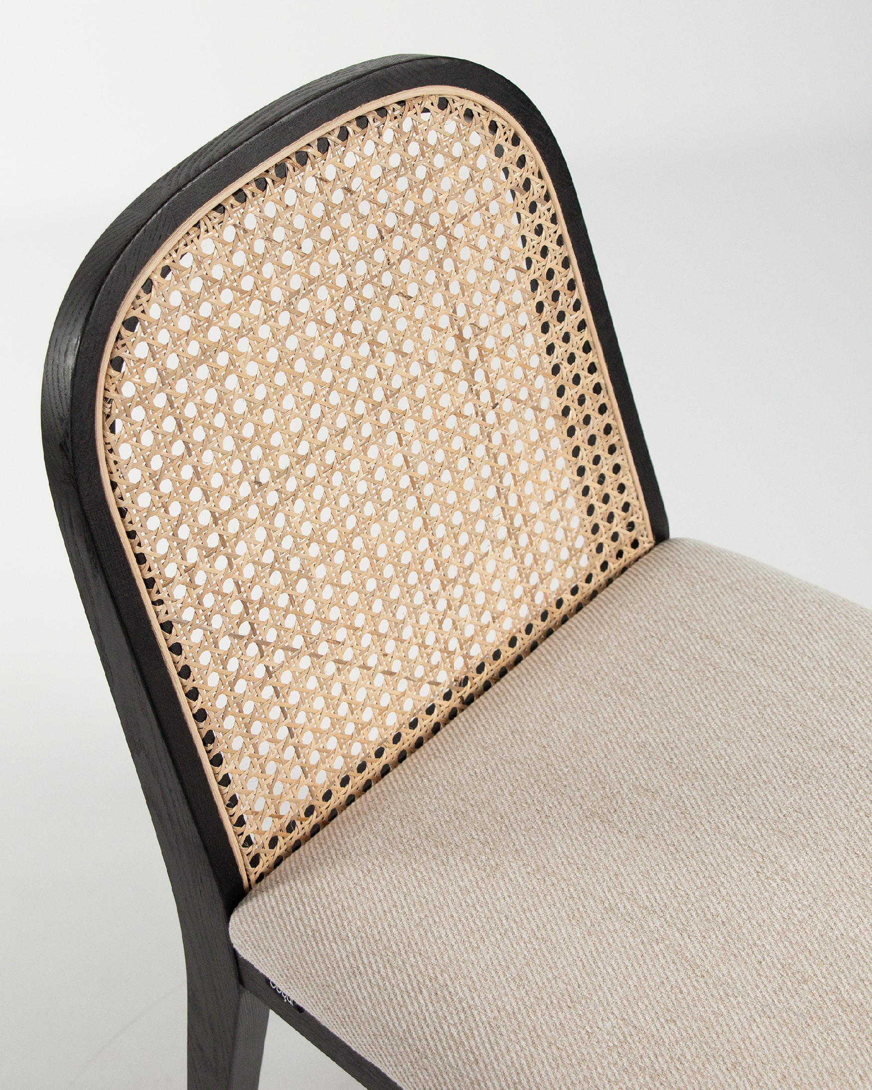 Chaise Tilia en rotin, frêne noir et tapissage nacré