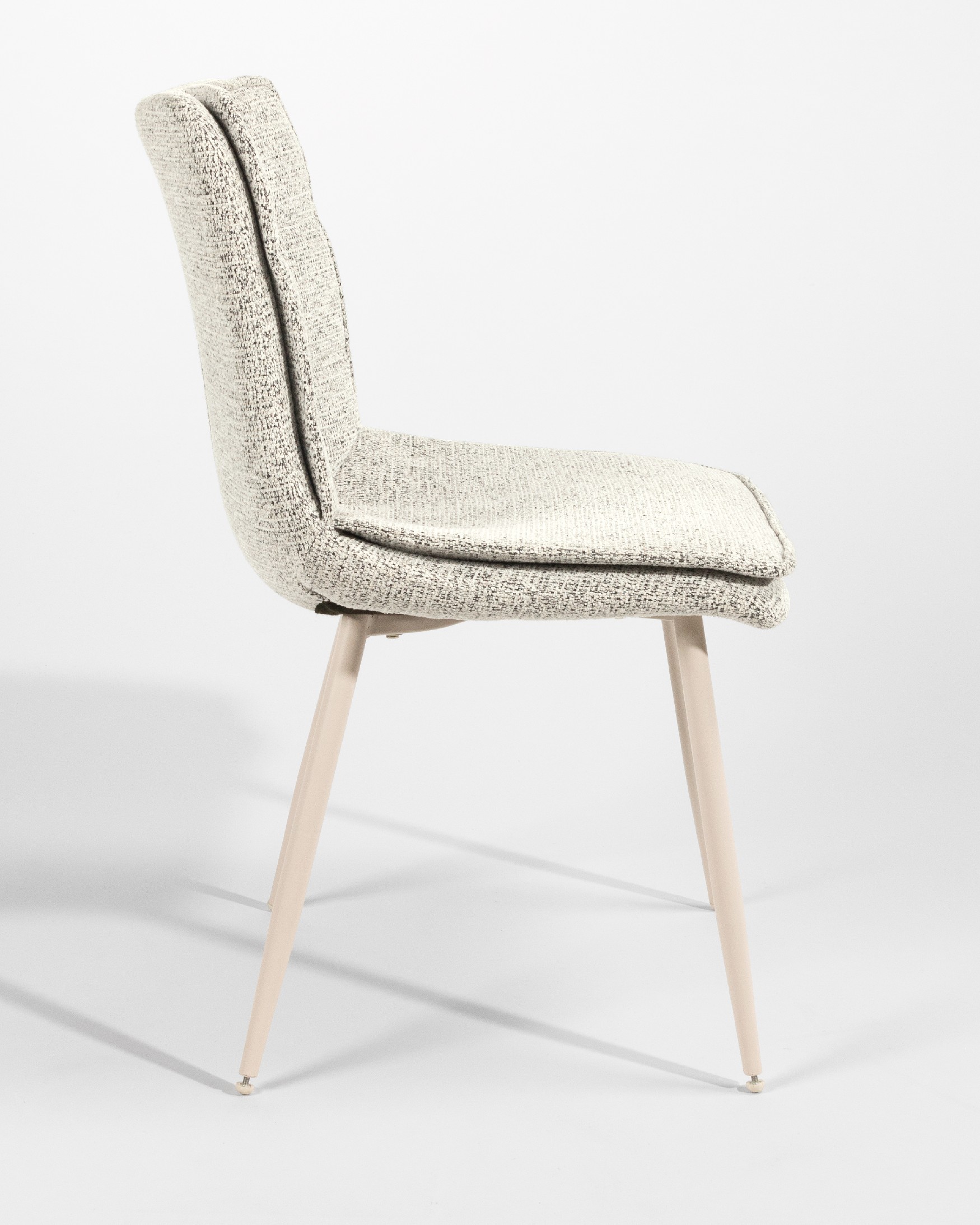 Silla Torino con tapizado nácar y patas metálicas marfil