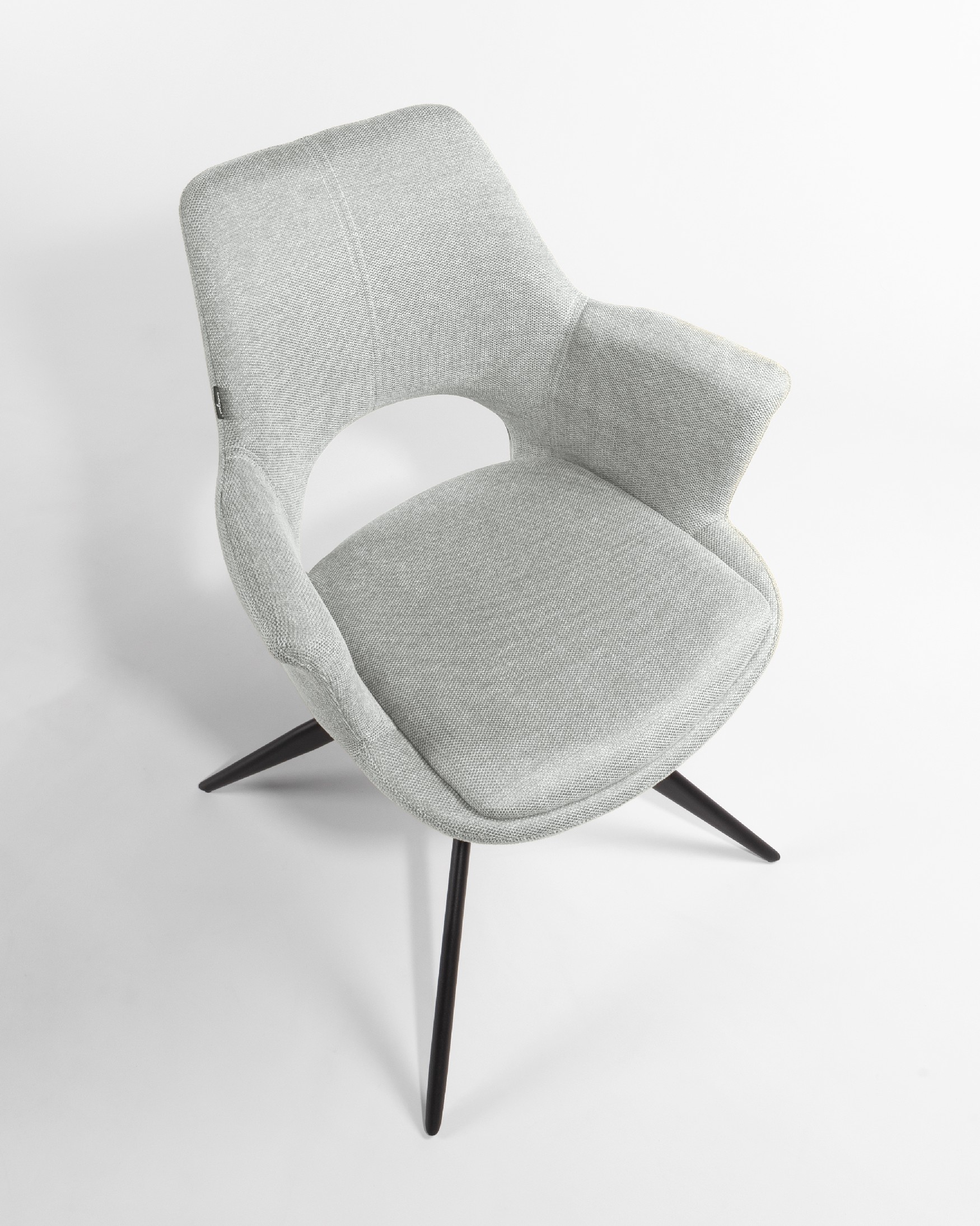 Silla Toronto con tapizado gris claro y patas metálicas negras, giratoria 360°