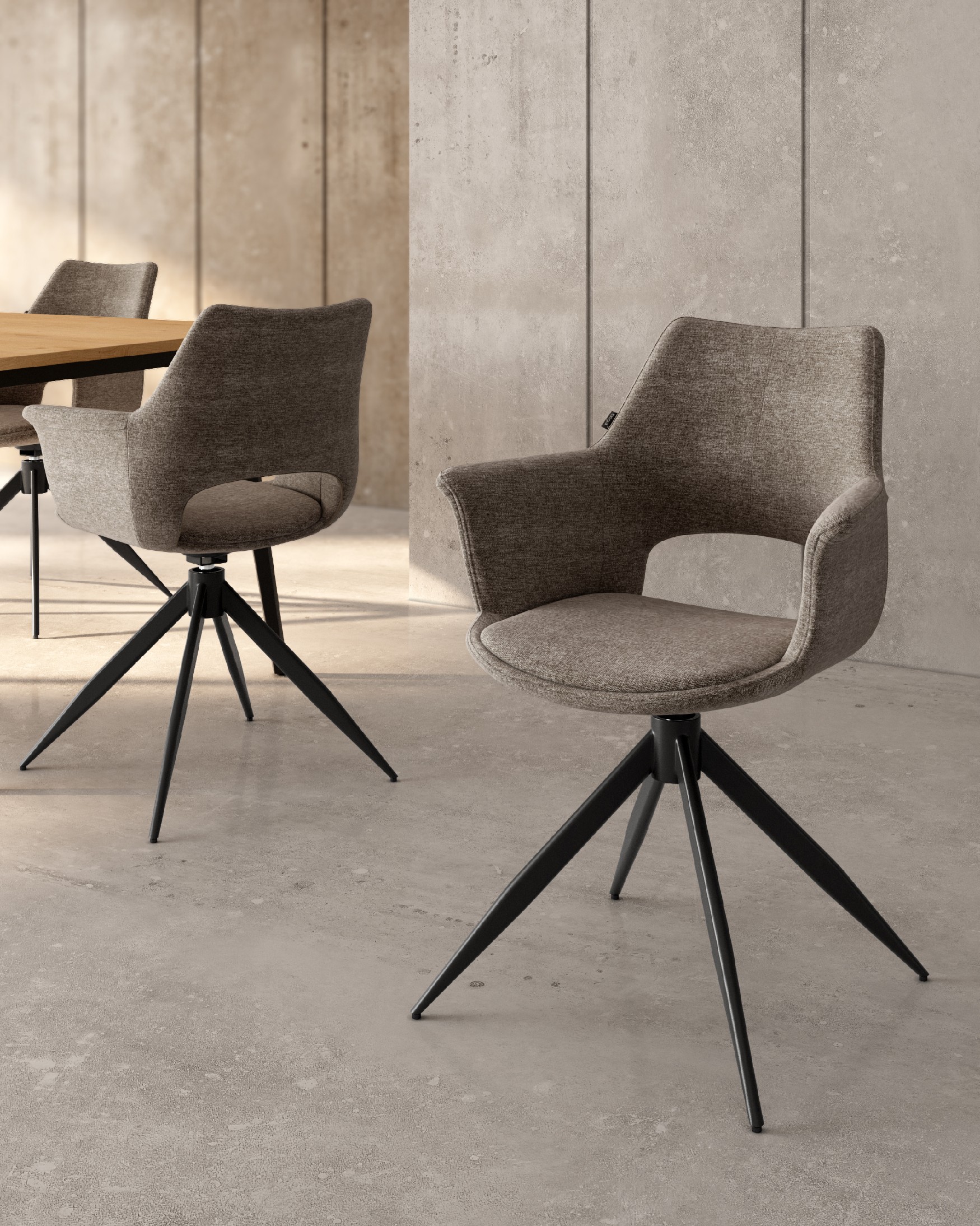 Silla Toronto con tapizado marrón y patas metálicas negras, giratoria 360°