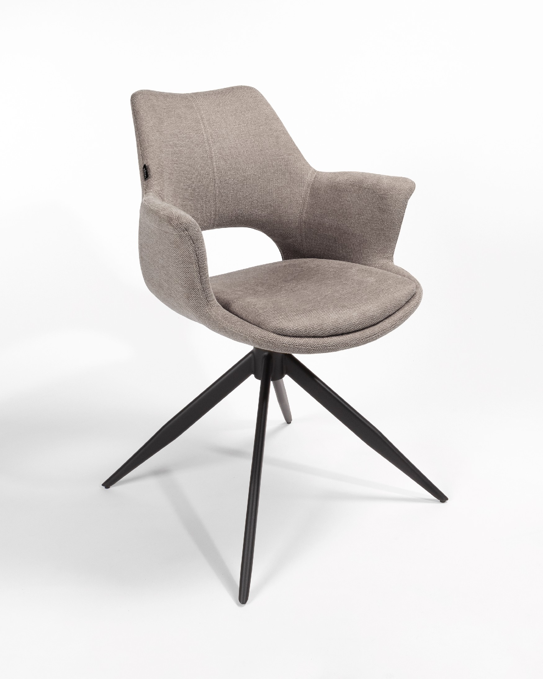 Silla Toronto con tapizado marrón y patas metálicas negras, giratoria 360°