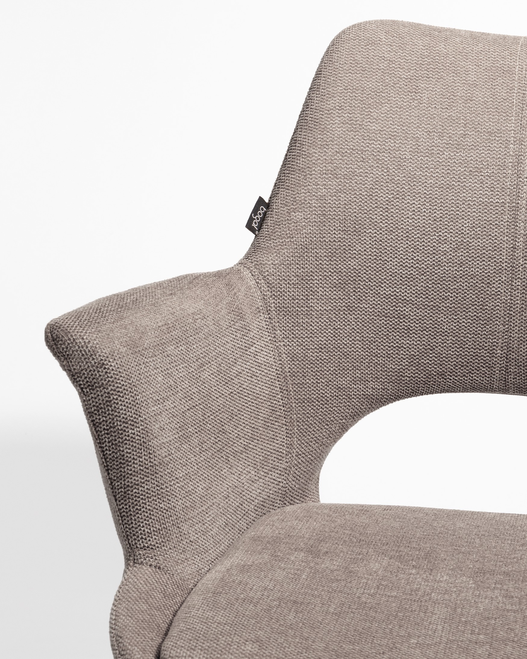Silla Toronto con tapizado marrón y patas metálicas negras, giratoria 360°