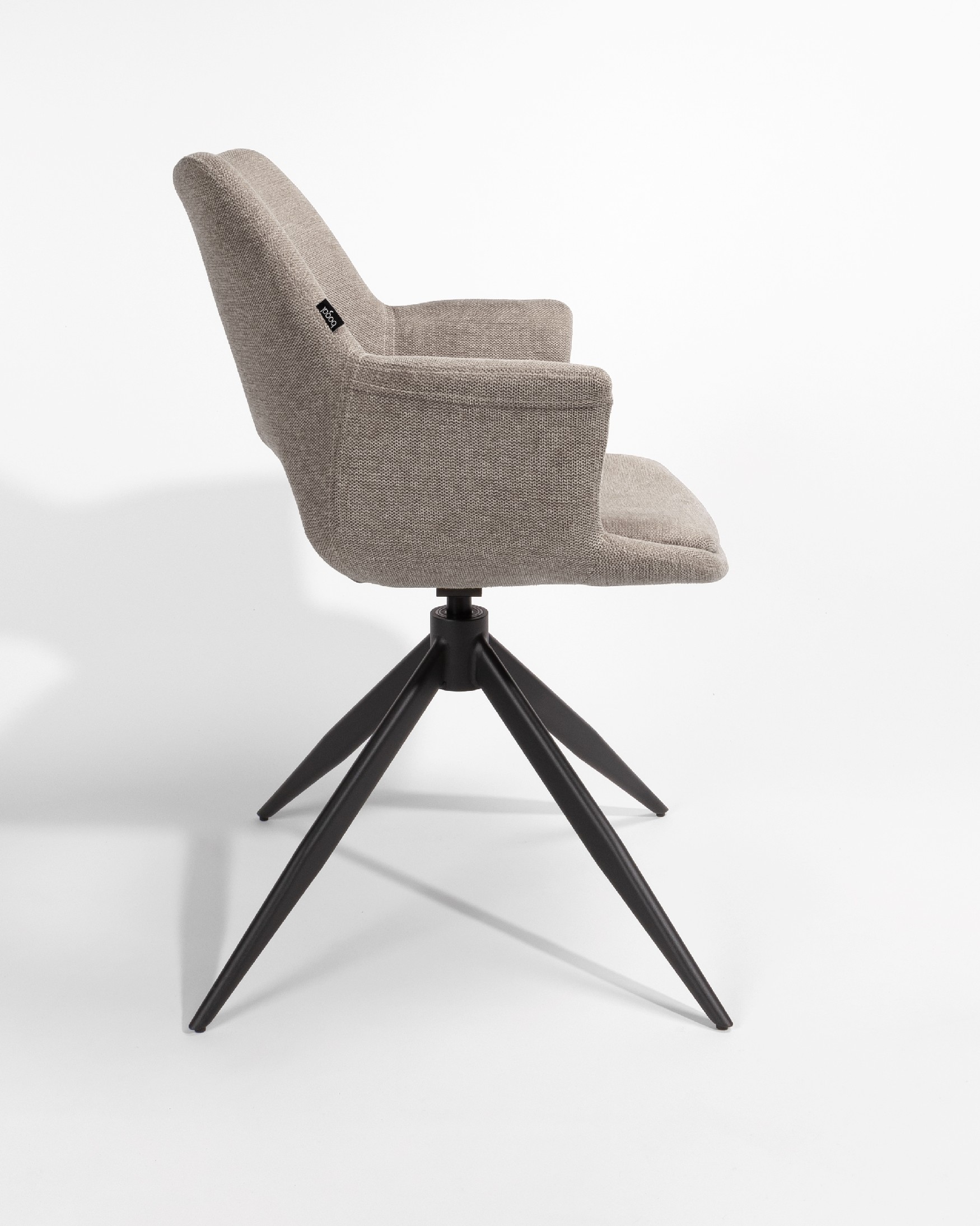 Silla Toronto con tapizado marrón y patas metálicas negras, giratoria 360°
