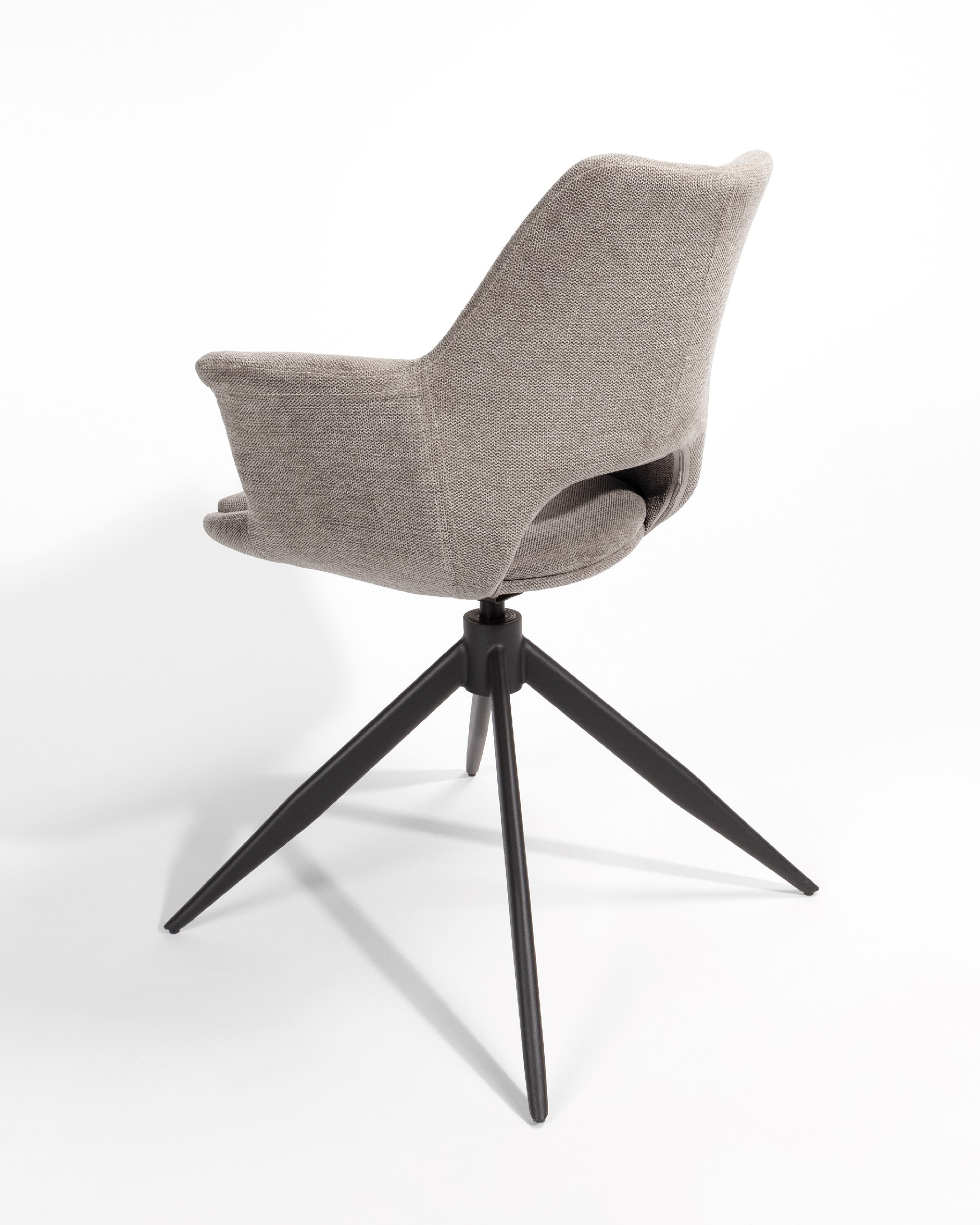 Silla Toronto con tapizado marrón y patas metálicas negras, giratoria 360°